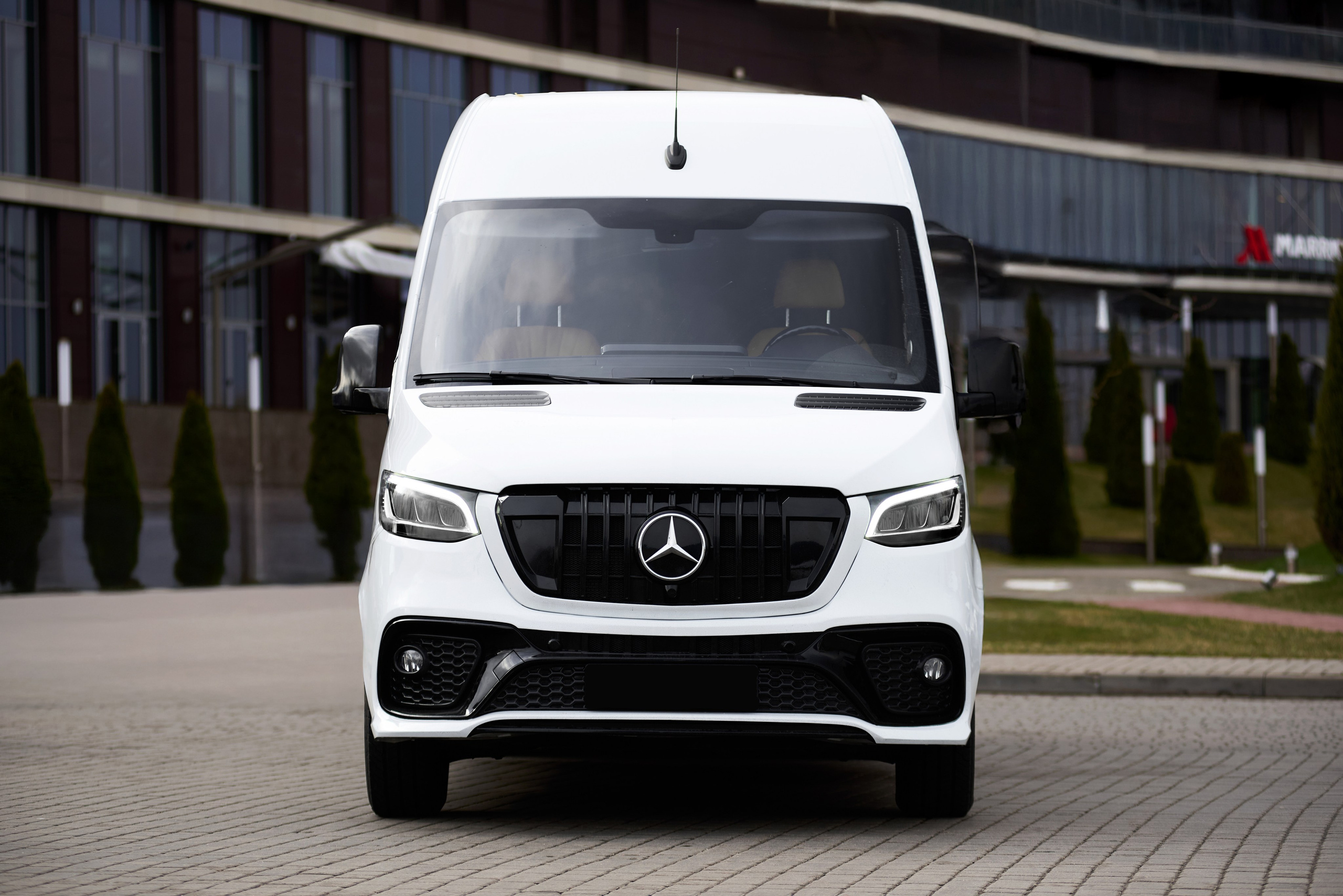 Mercedes-Benz Sprinter тюнинг, вид спереди на городской площадке
