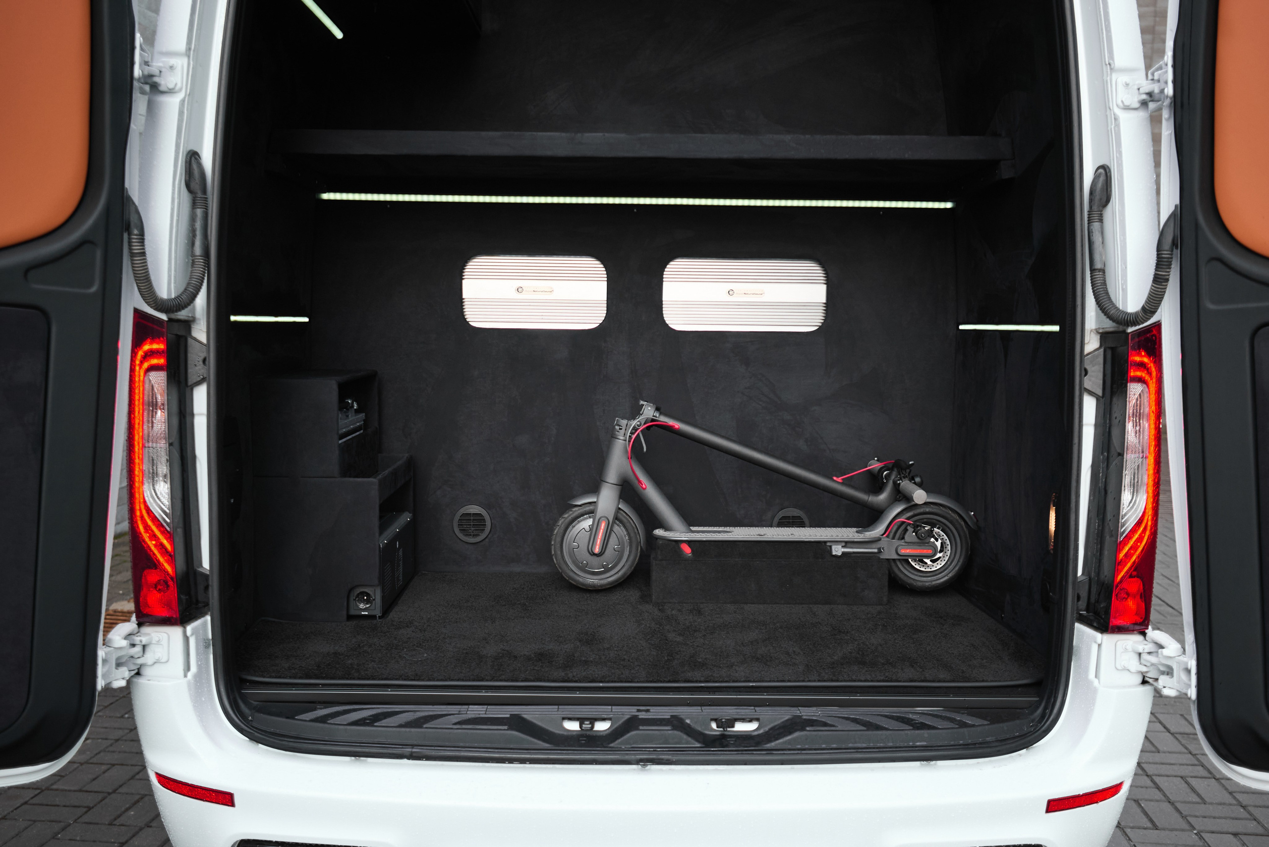 Багажное отделение Mercedes-Benz Sprinter тюнинг с открытыми задними дверями