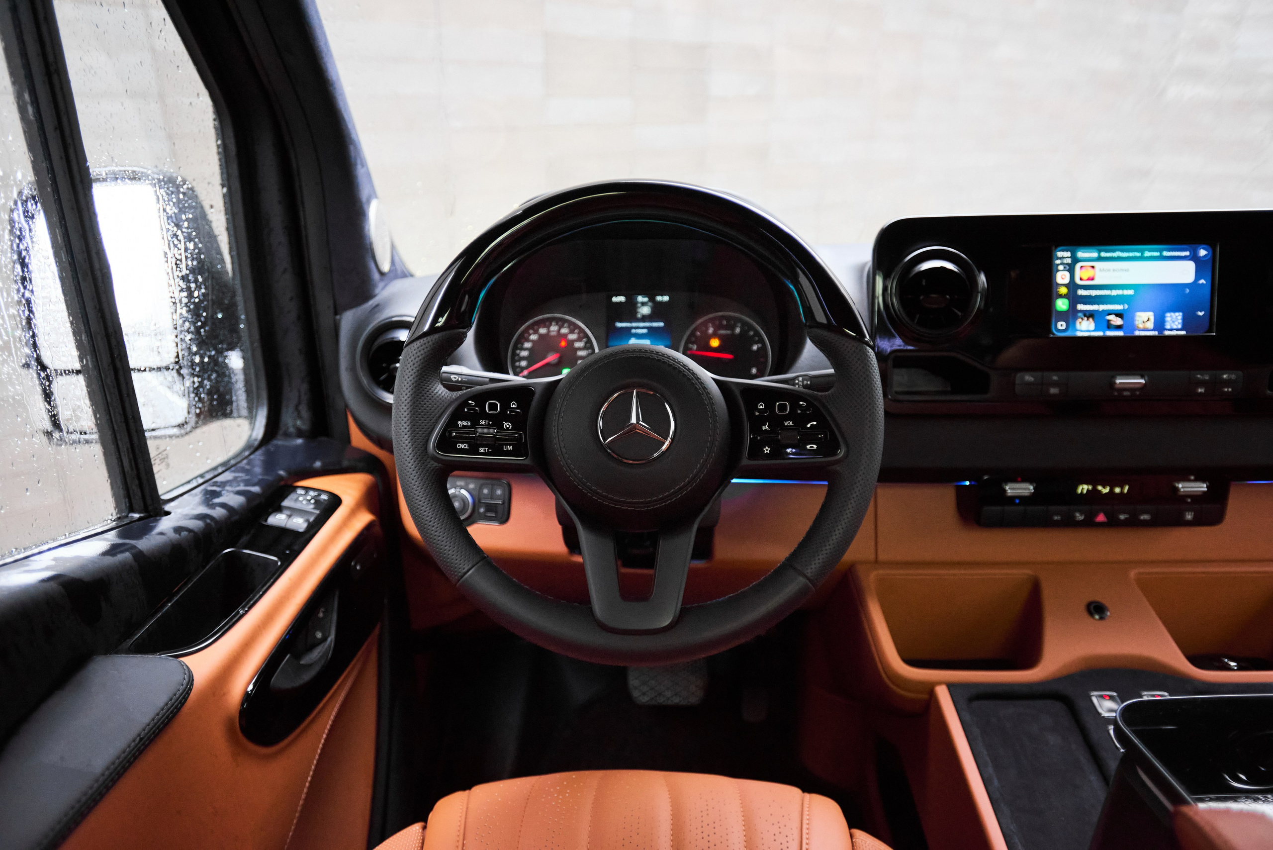 Съёмка водительского места Mercedes-Benz Sprinter тюнинг с рулём и центральным экраном