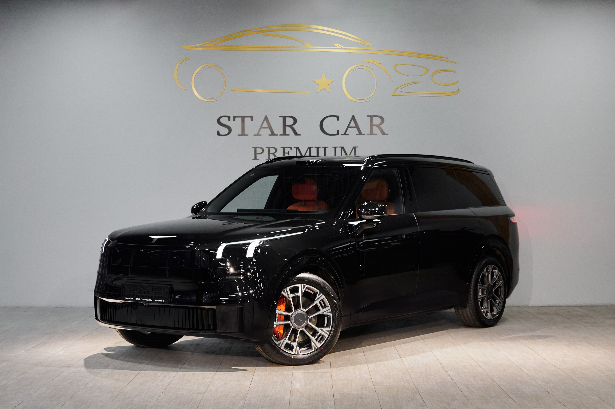 Черный Lynk & Co 900 EM-P спереди слева в автосалоне Star Car