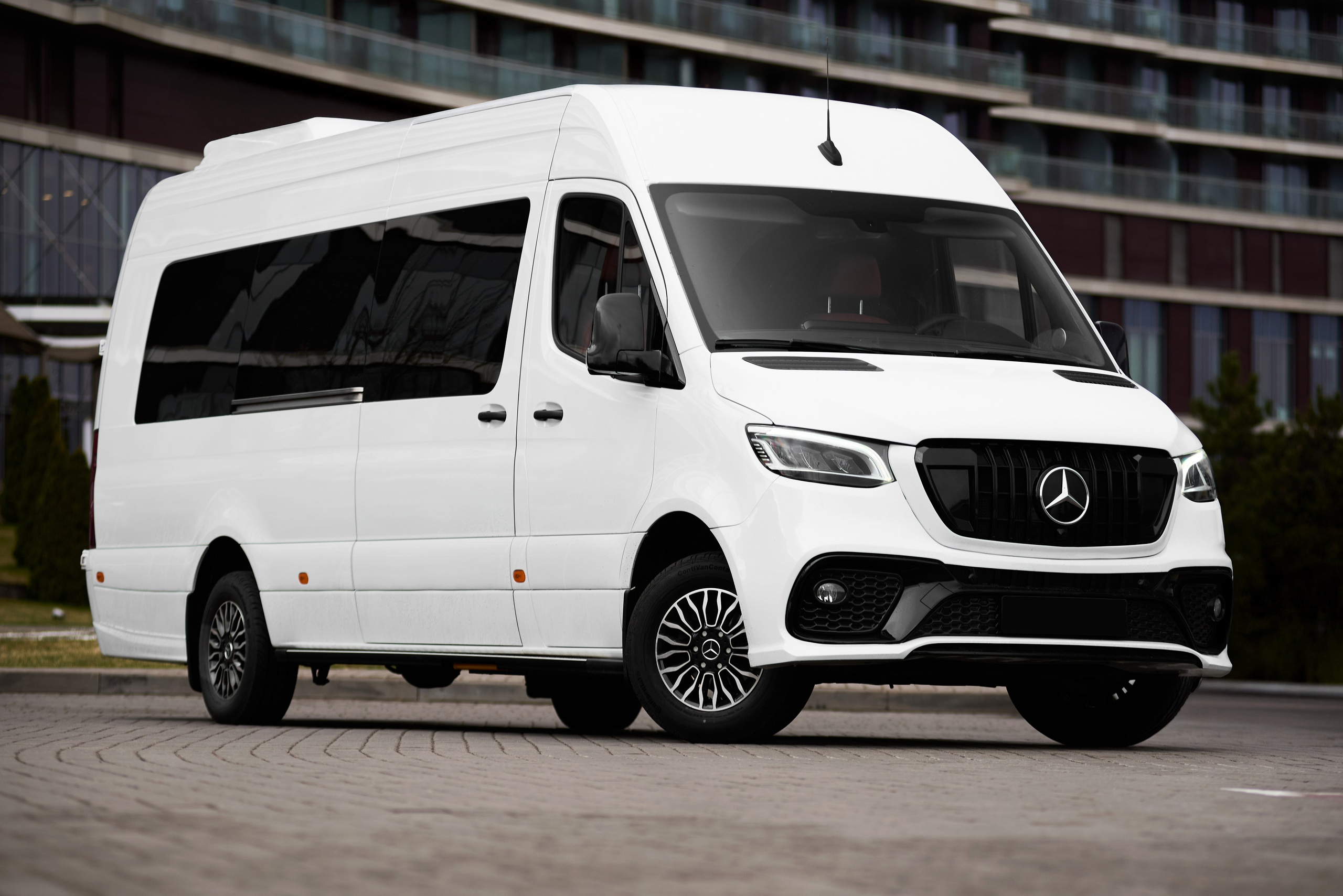 Mercedes-Benz Sprinter тюнинг, передний левый ракурс у современного комплекса