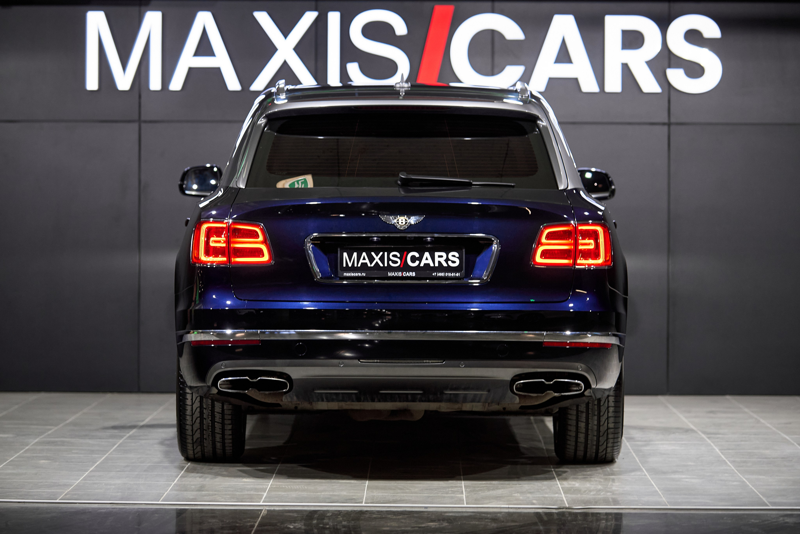 Автомобильная съёмка Bentley Bentayga сзади в автосалоне MaxisCars
