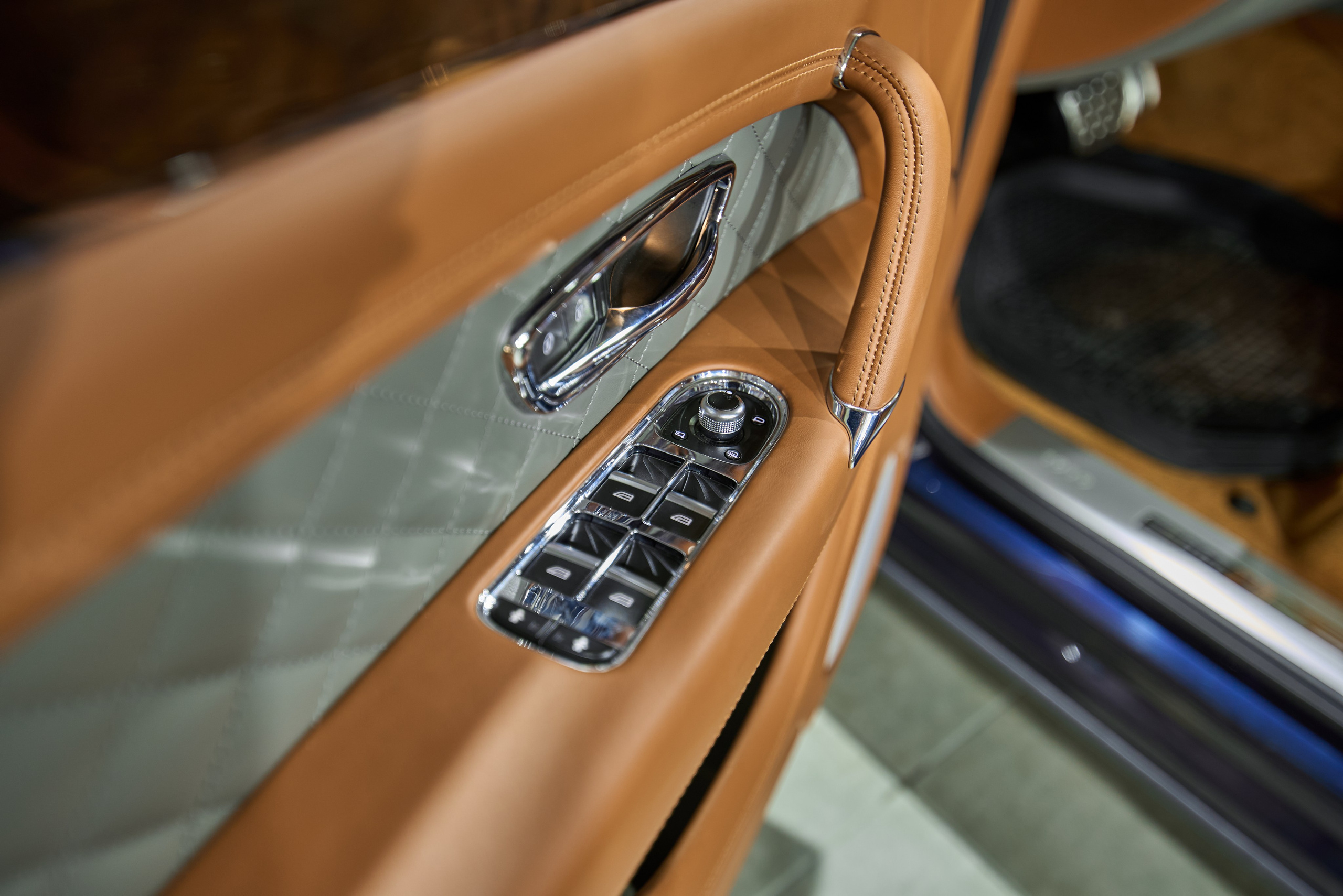 Детальная съёмка блока управления на водительской двери Bentley Bentayga