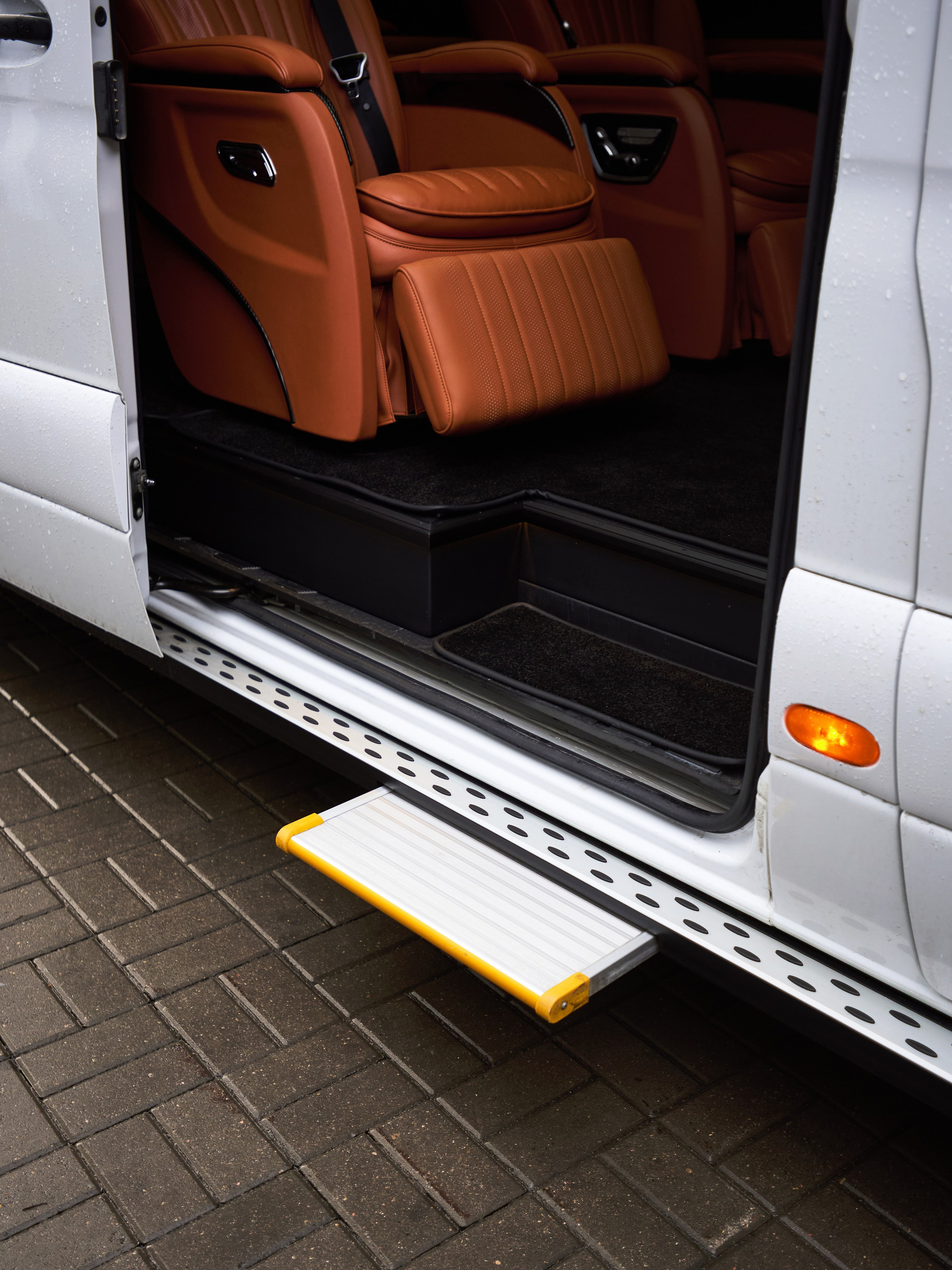 Детальная съёмка выдвижной ступени Mercedes-Benz Sprinter и входа в тюнинг-салон