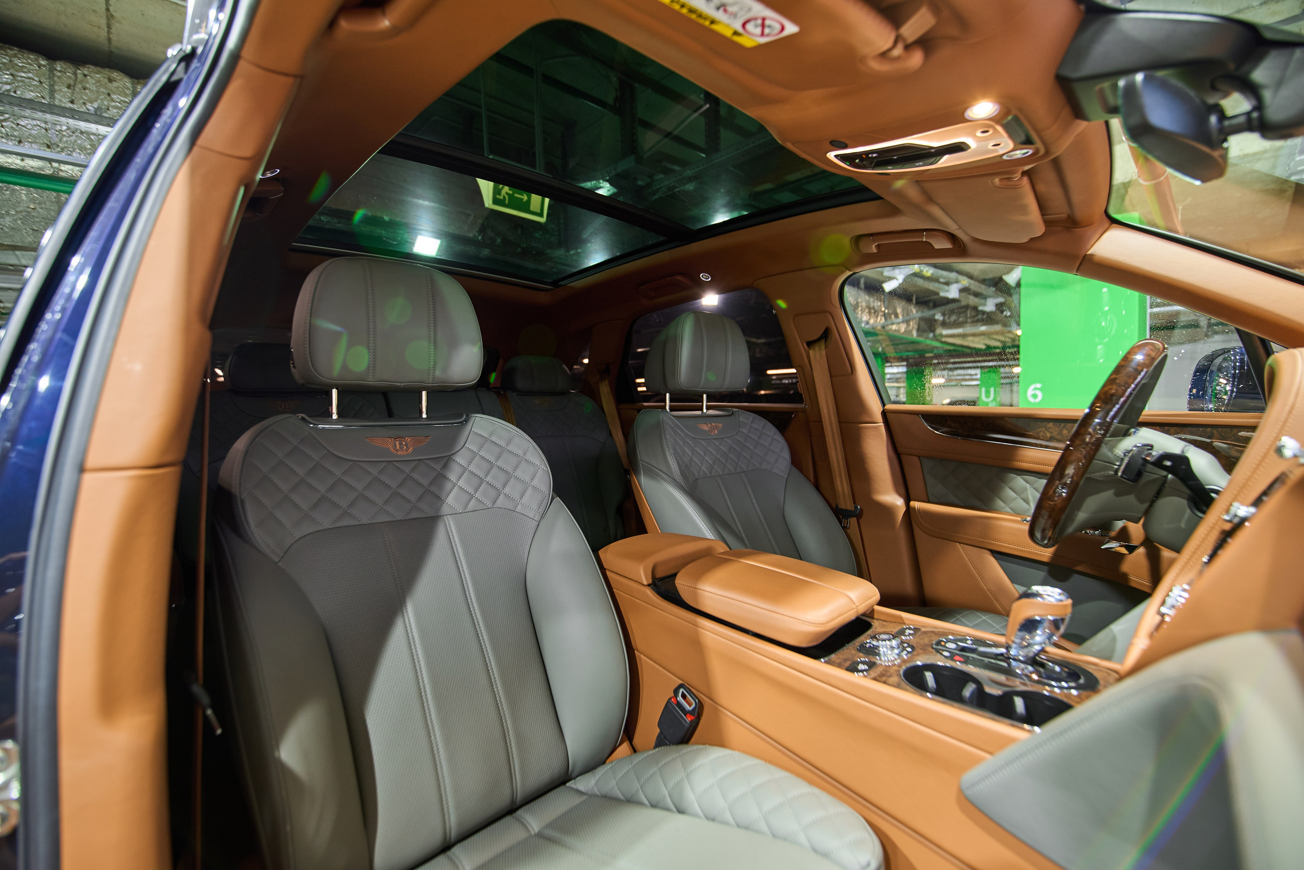 Широкая съёмка салона Bentley Bentayga с панорамной крышей