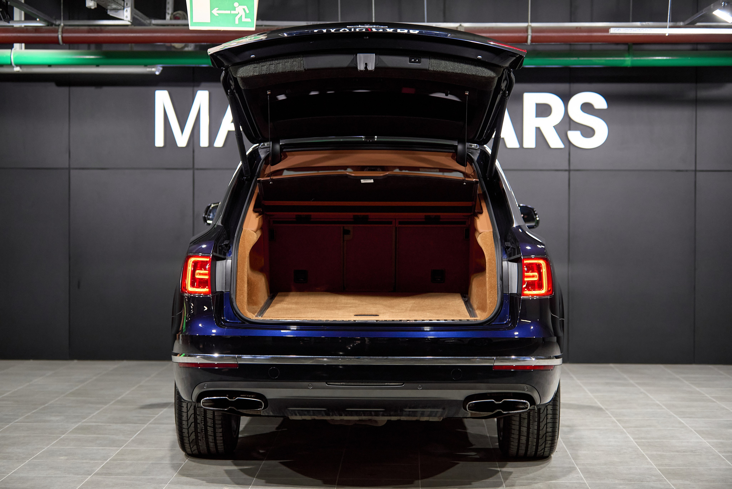 Съёмка Bentley Bentayga с открытым багажником