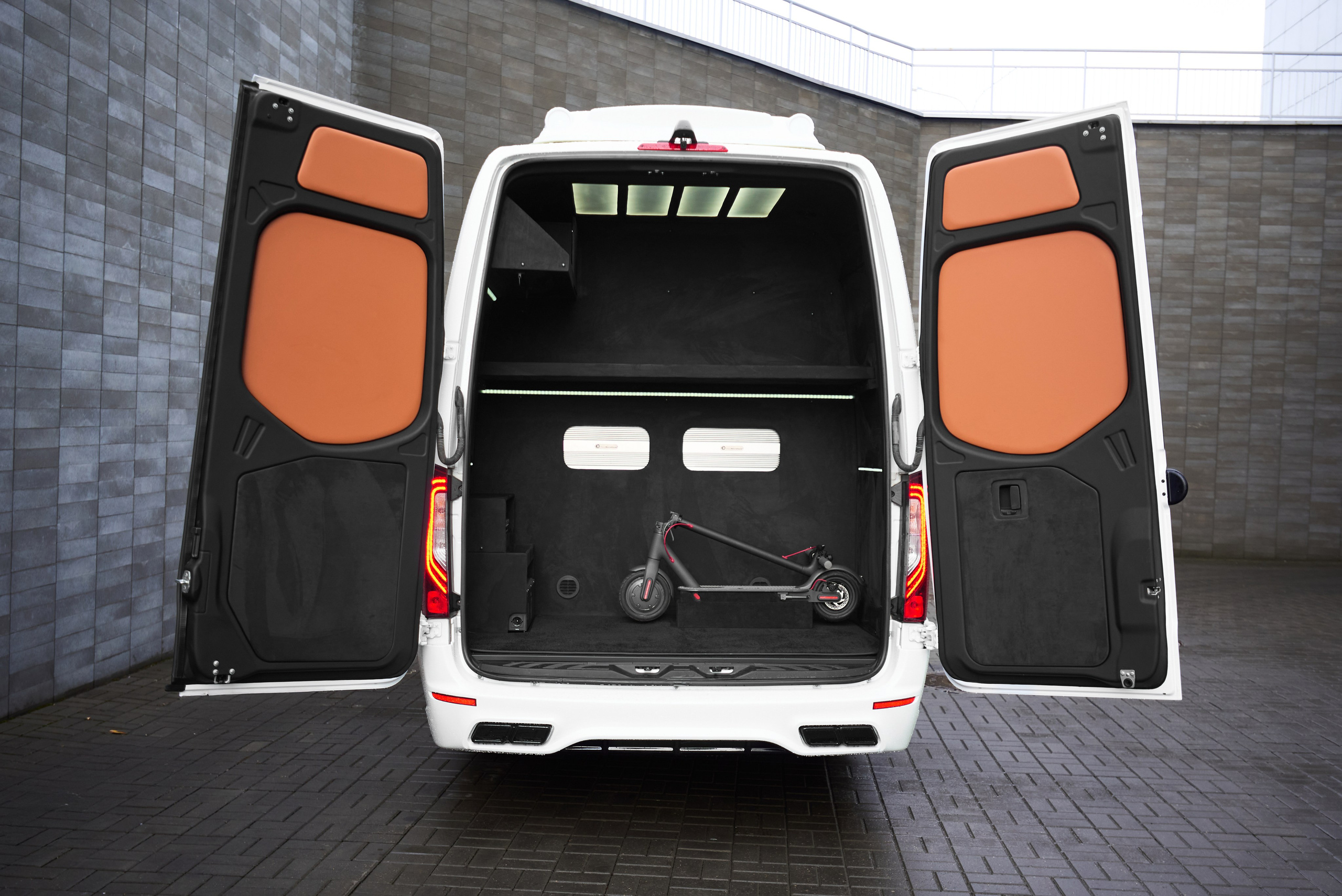 Mercedes-Benz Sprinter тюнинг с открытыми задними дверями и багажным отсеком