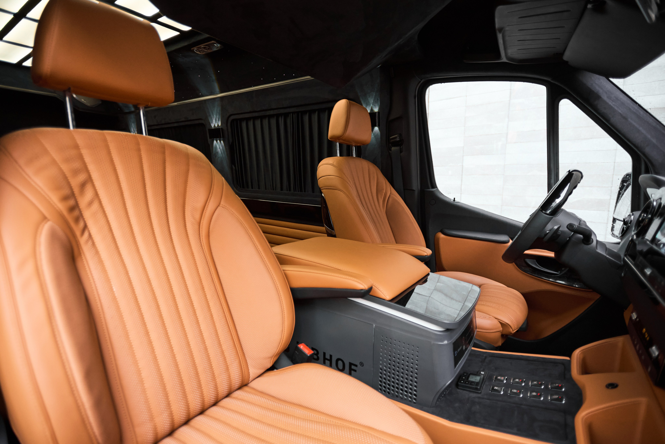 Передние кресла Mercedes-Benz Sprinter тюнинг с оранжевой кожаной отделкой