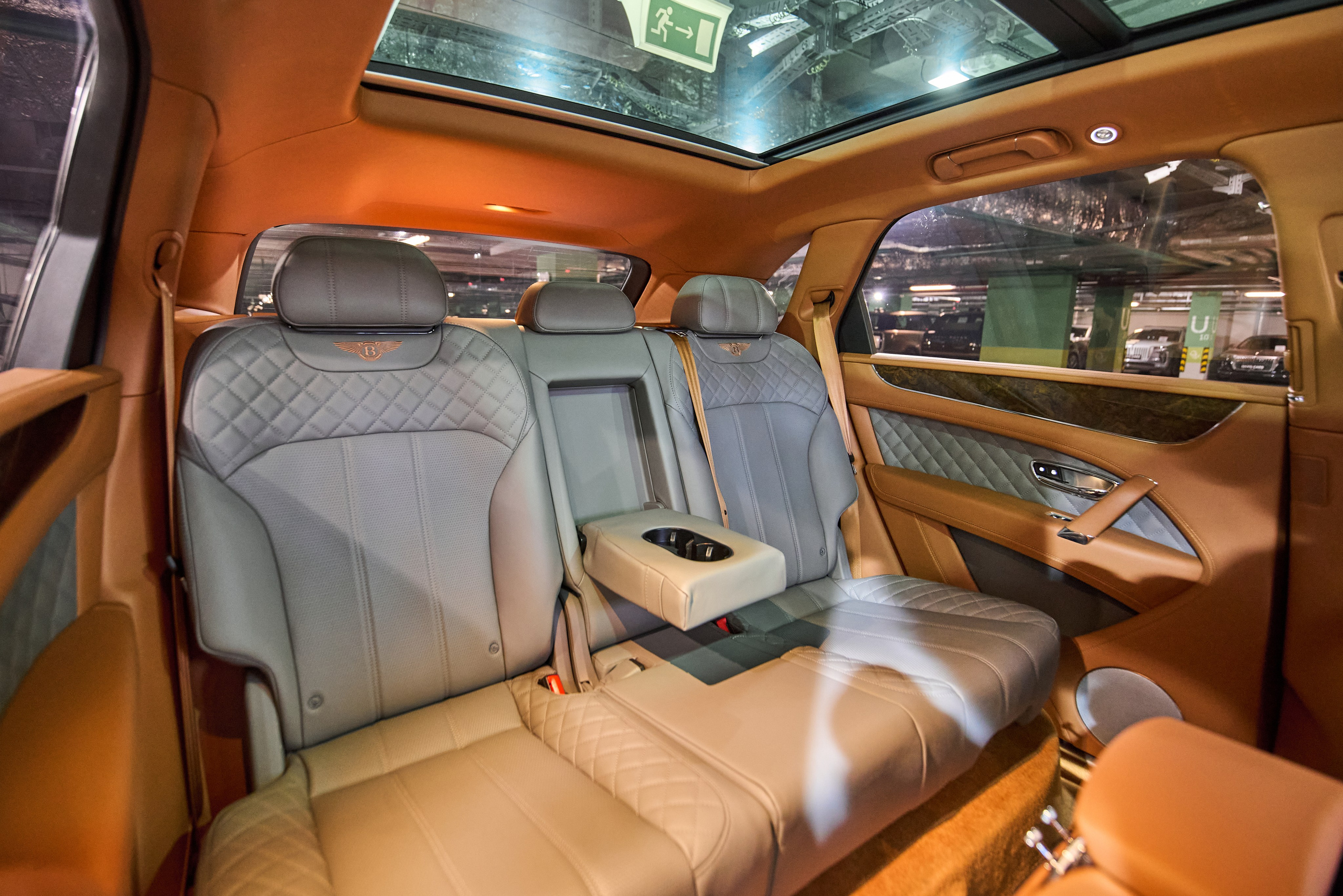 Фотосъёмка заднего ряда сидений Bentley Bentayga