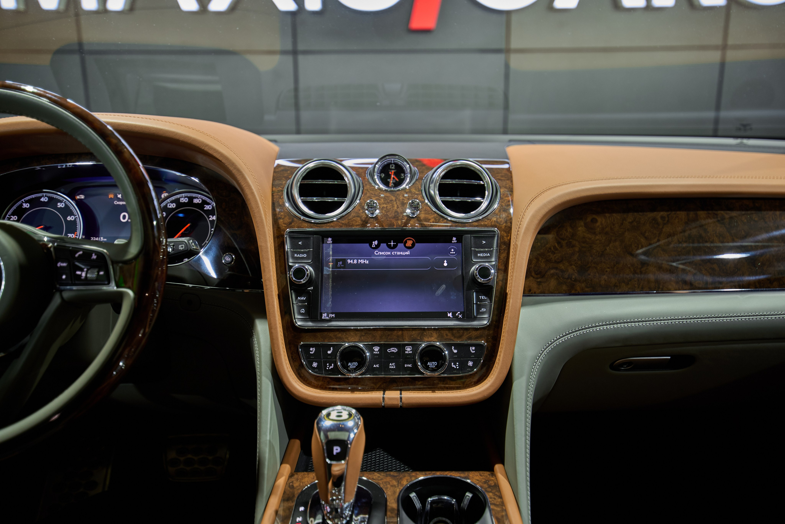 Детальная съёмка передней панели и мультимедиа Bentley Bentayga