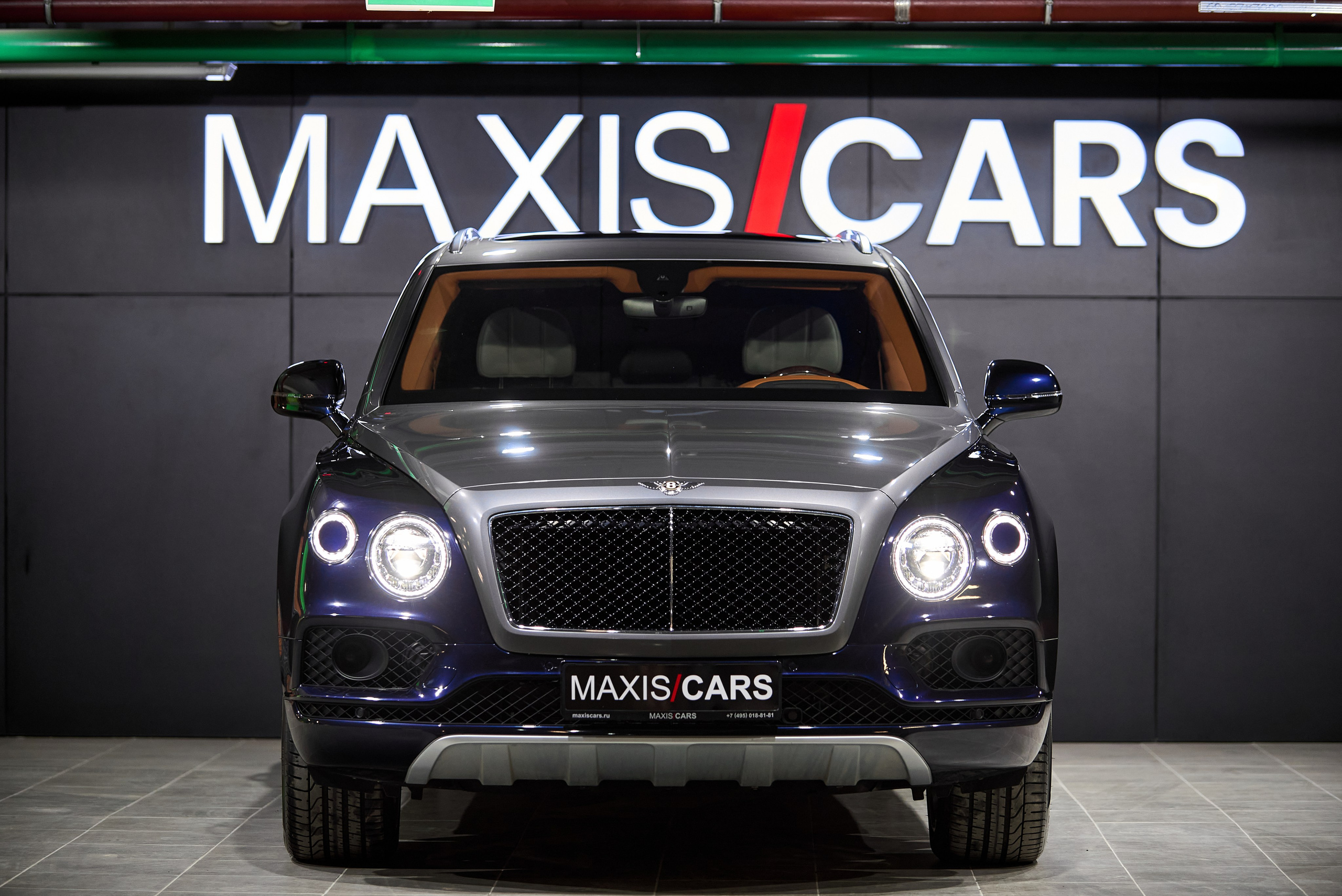 Фотосъёмка Bentley Bentayga спереди в автосалоне MaxisCars