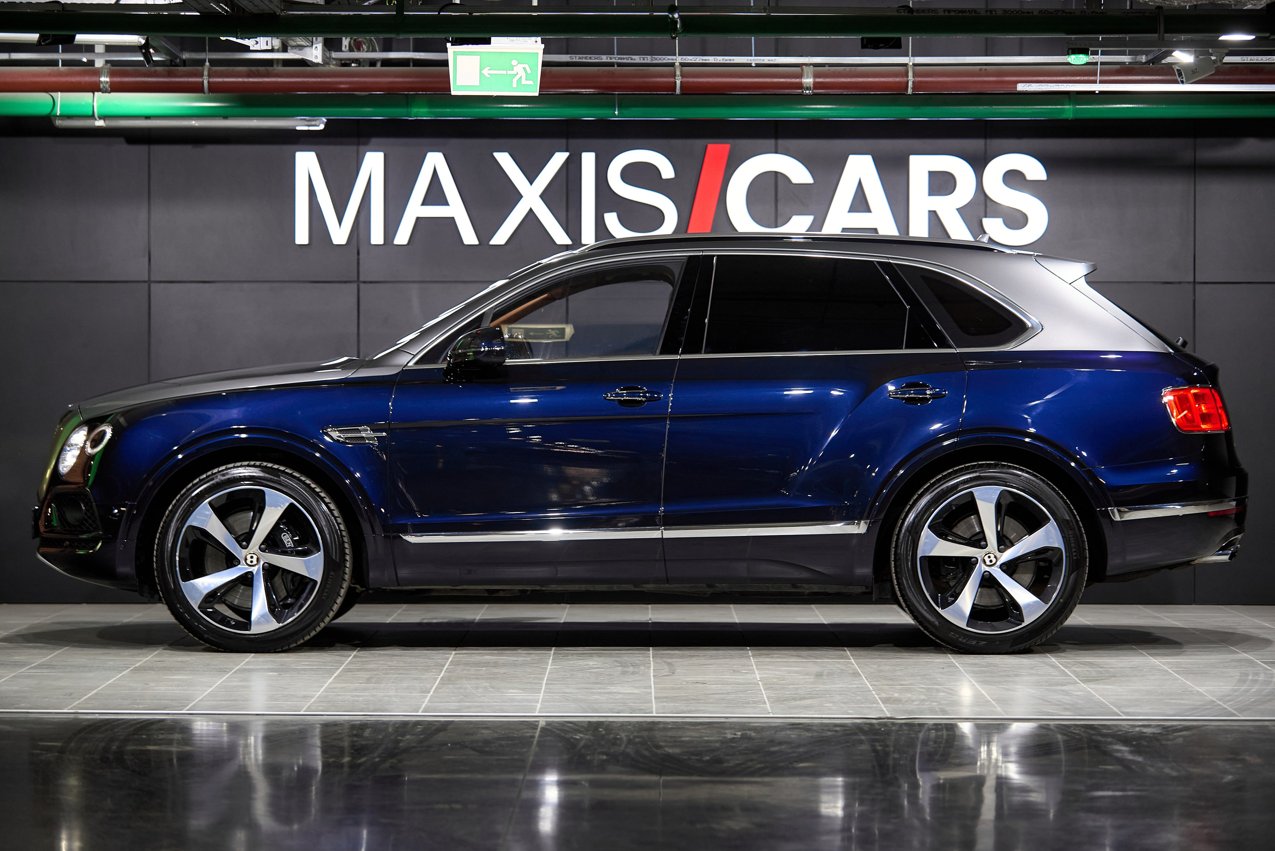 Фотосъёмка Bentley Bentayga в профиль на фоне стенда MaxisCars