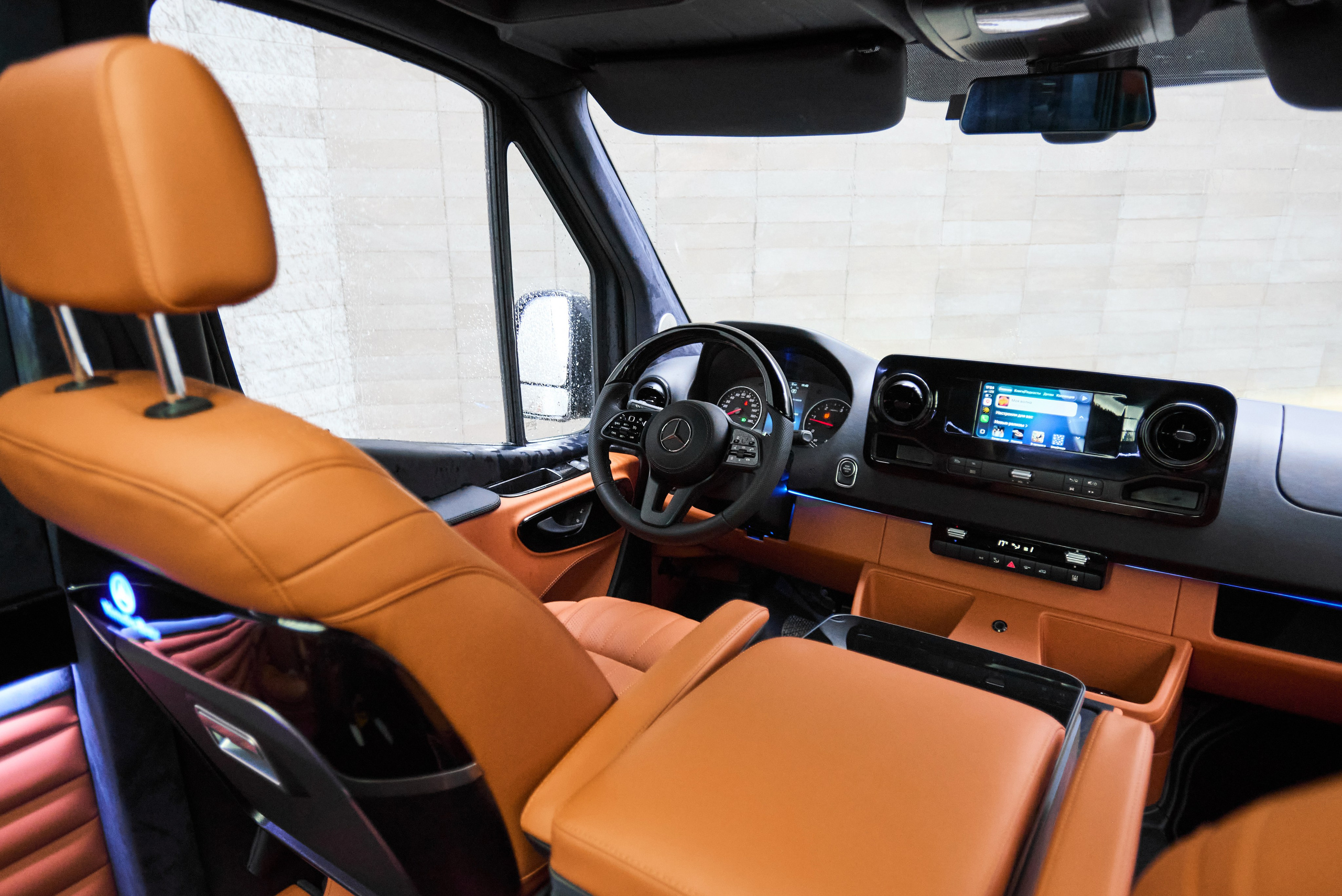Передняя часть салона Mercedes-Benz Sprinter тюнинг с оранжевыми креслами