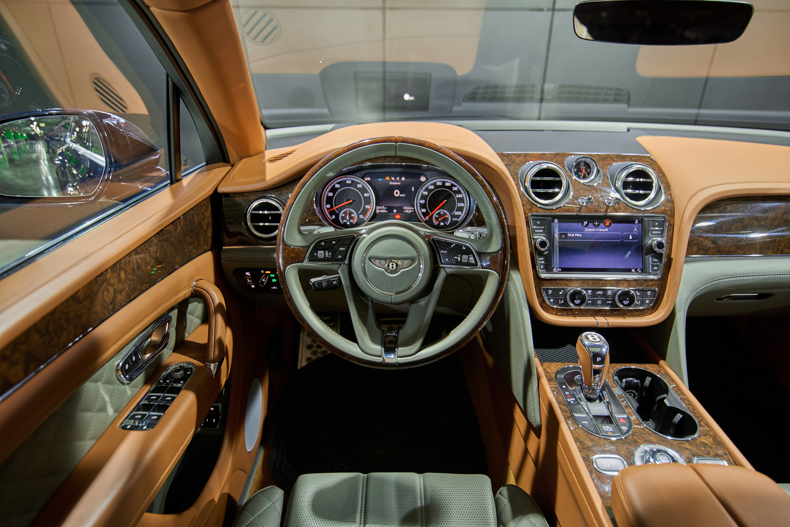 Съёмка водительского места Bentley Bentayga с рулём и центральной консолью