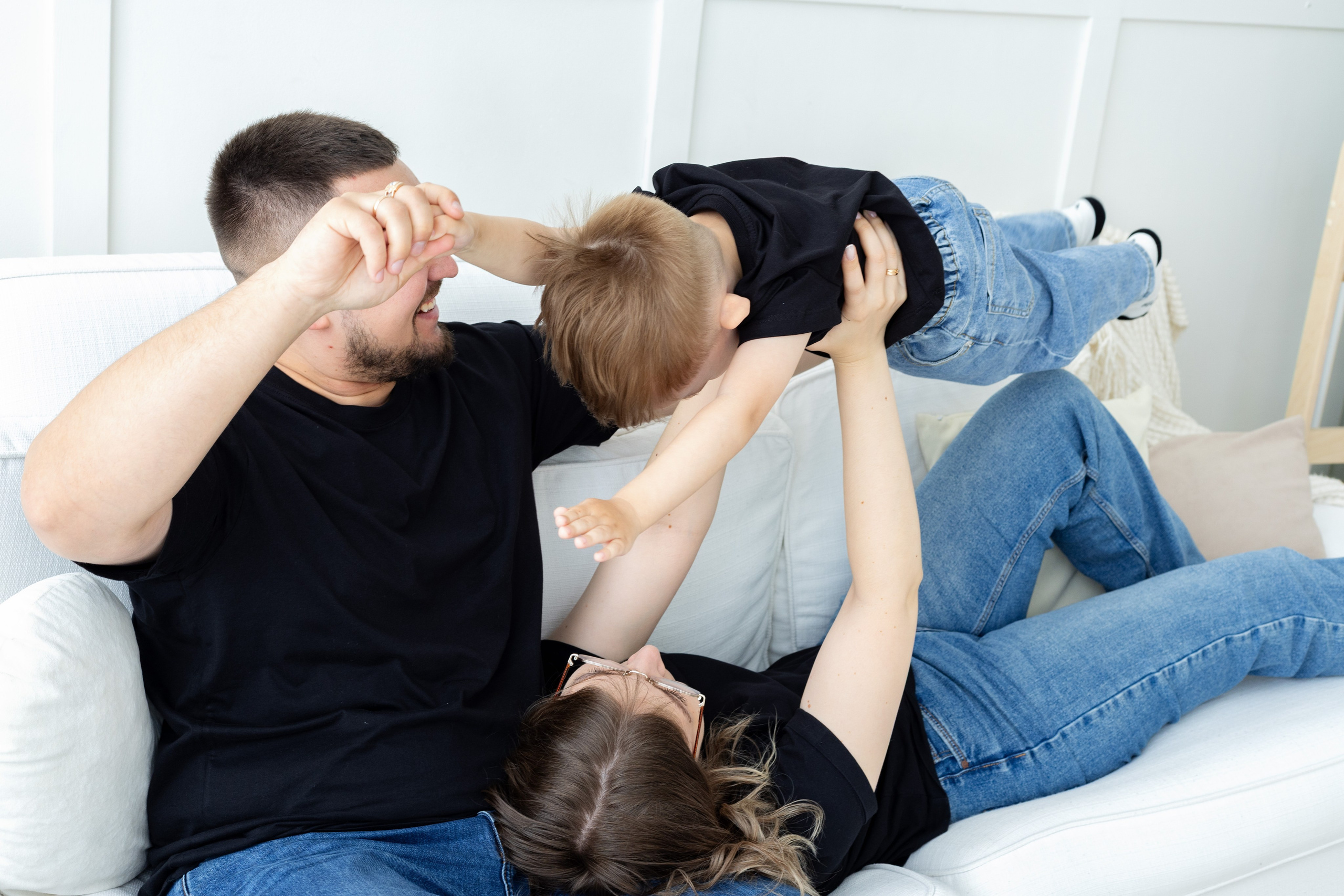 Семейная фотосессия в студии (Михаил, Крестина и Макар). Женский фотограф в Орске Новотроицке Динара Долганова