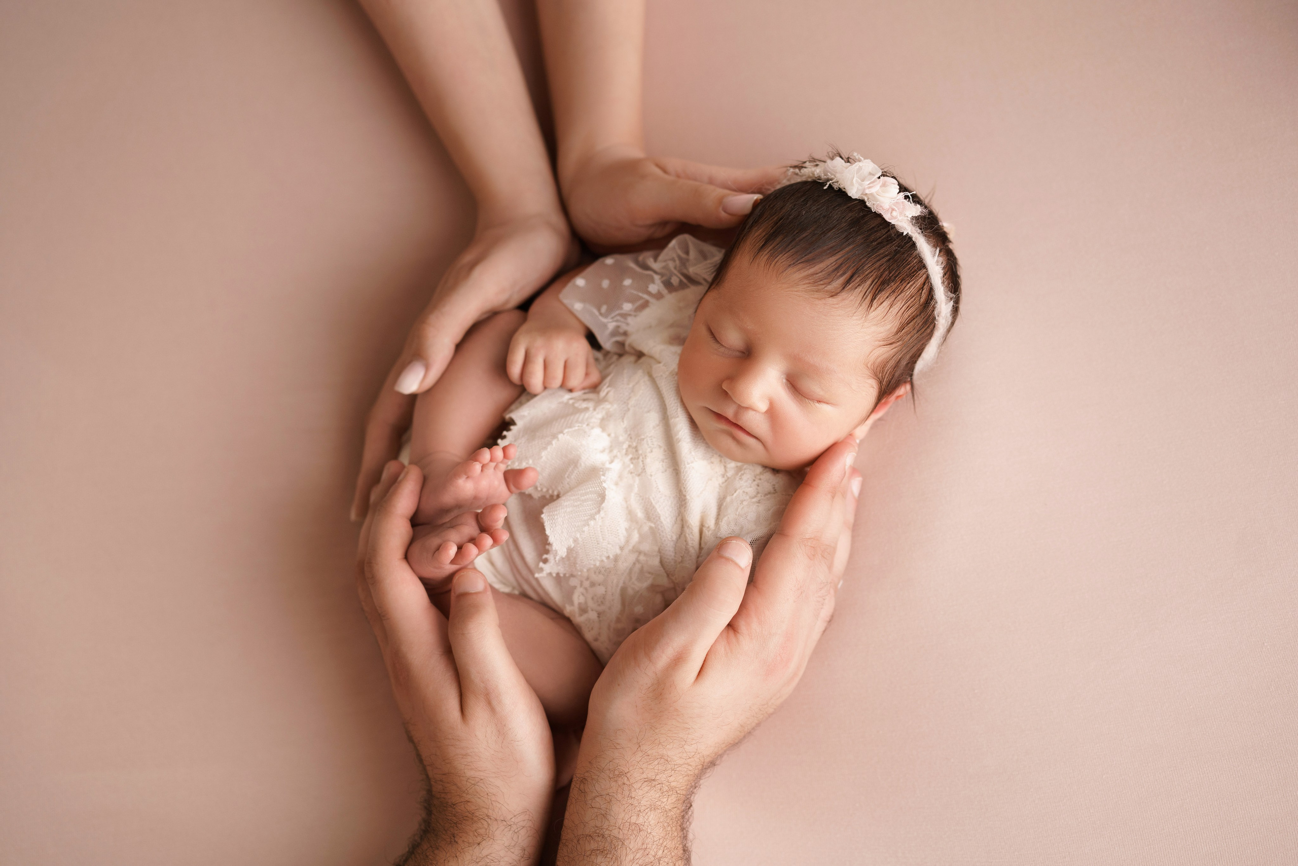 Новорожденная малышка в руках родителей - Родильный дом №26 ГКБ №52