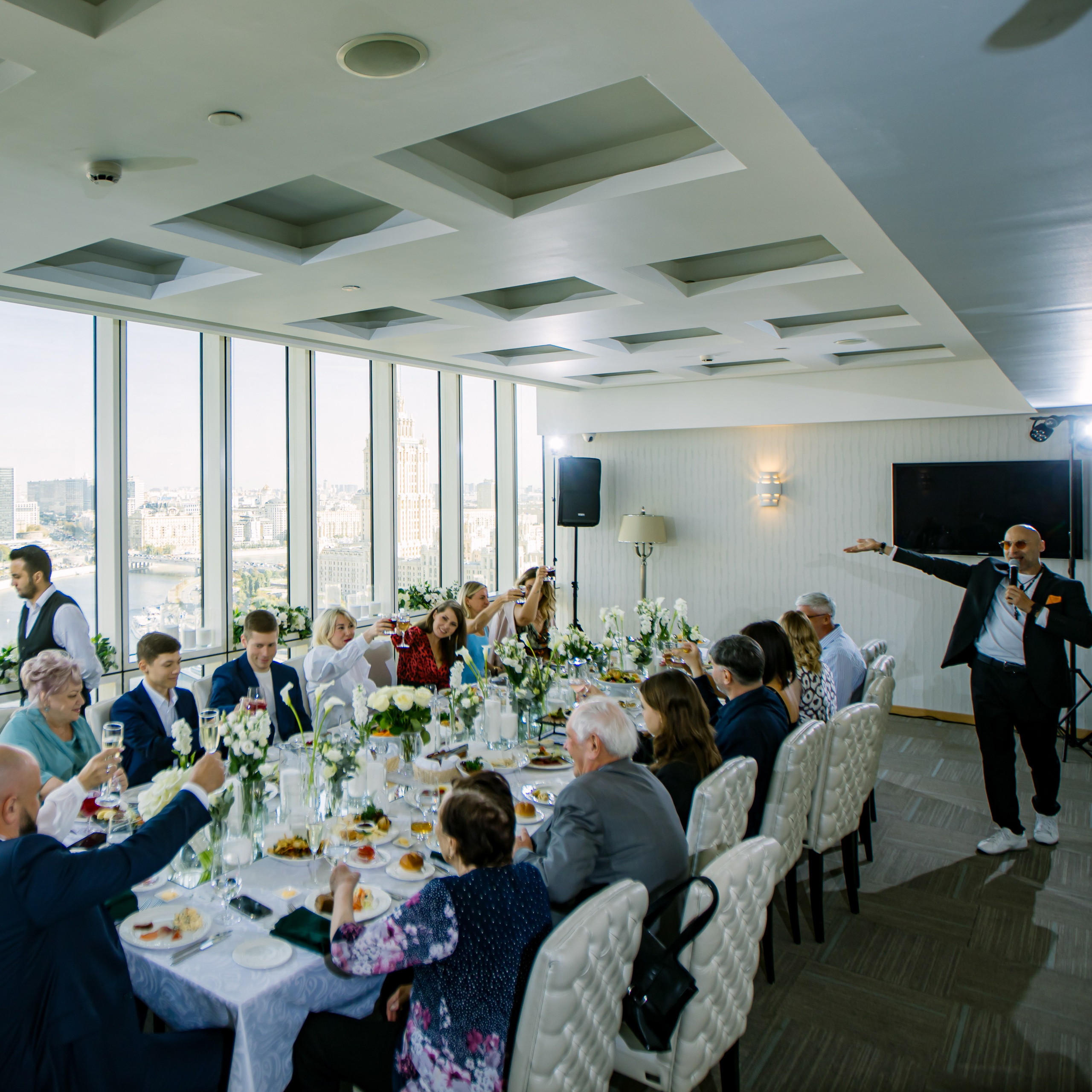Ведущий на праздник в Москве / Денис Аганин