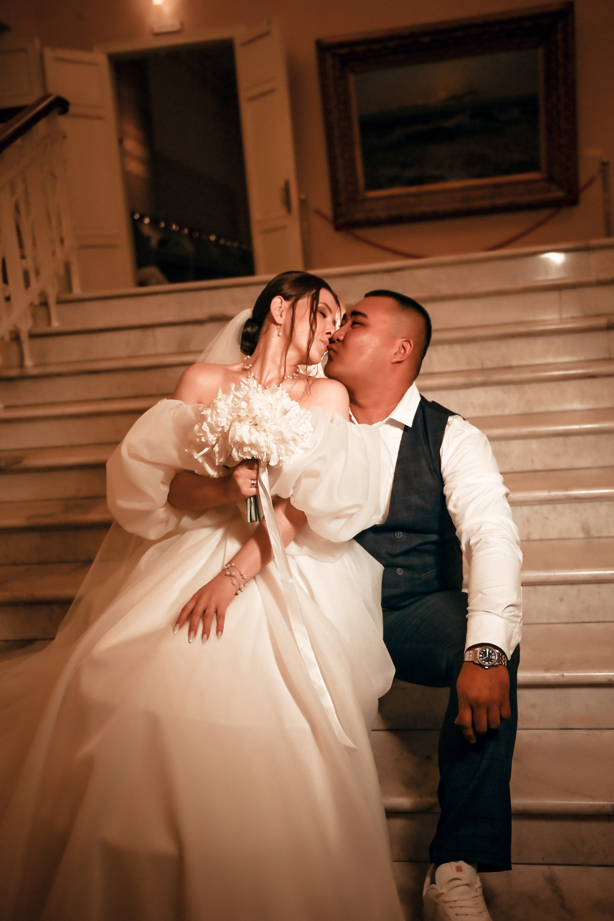 Небольшая свадебная серия в музее и прогулкой под дождем Эльмиры и Ризата. Свадебный, семейный, детский, контент фотограф в Омске Максим Ильин