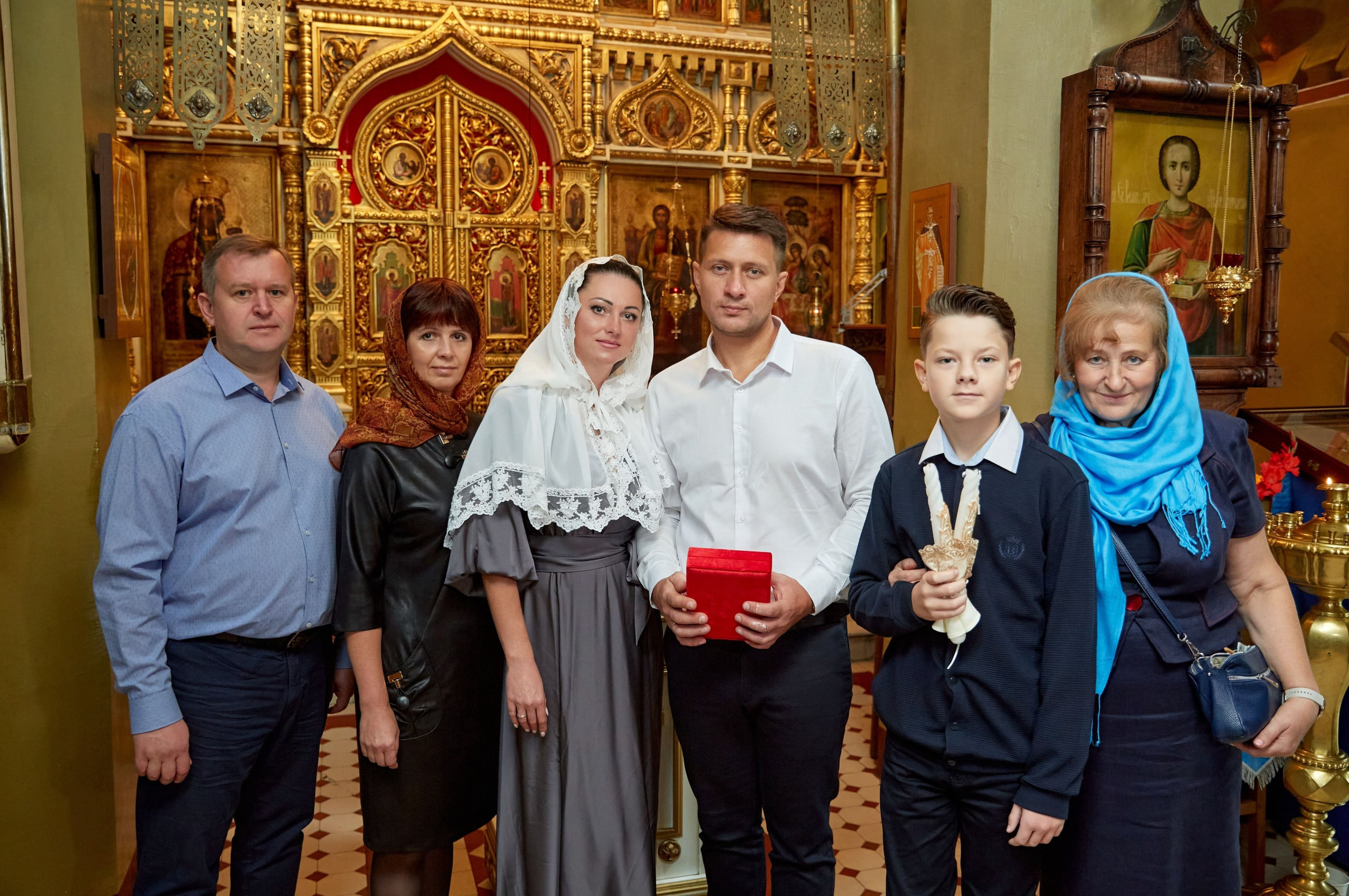 Близкие на венчание в церкви.jpg