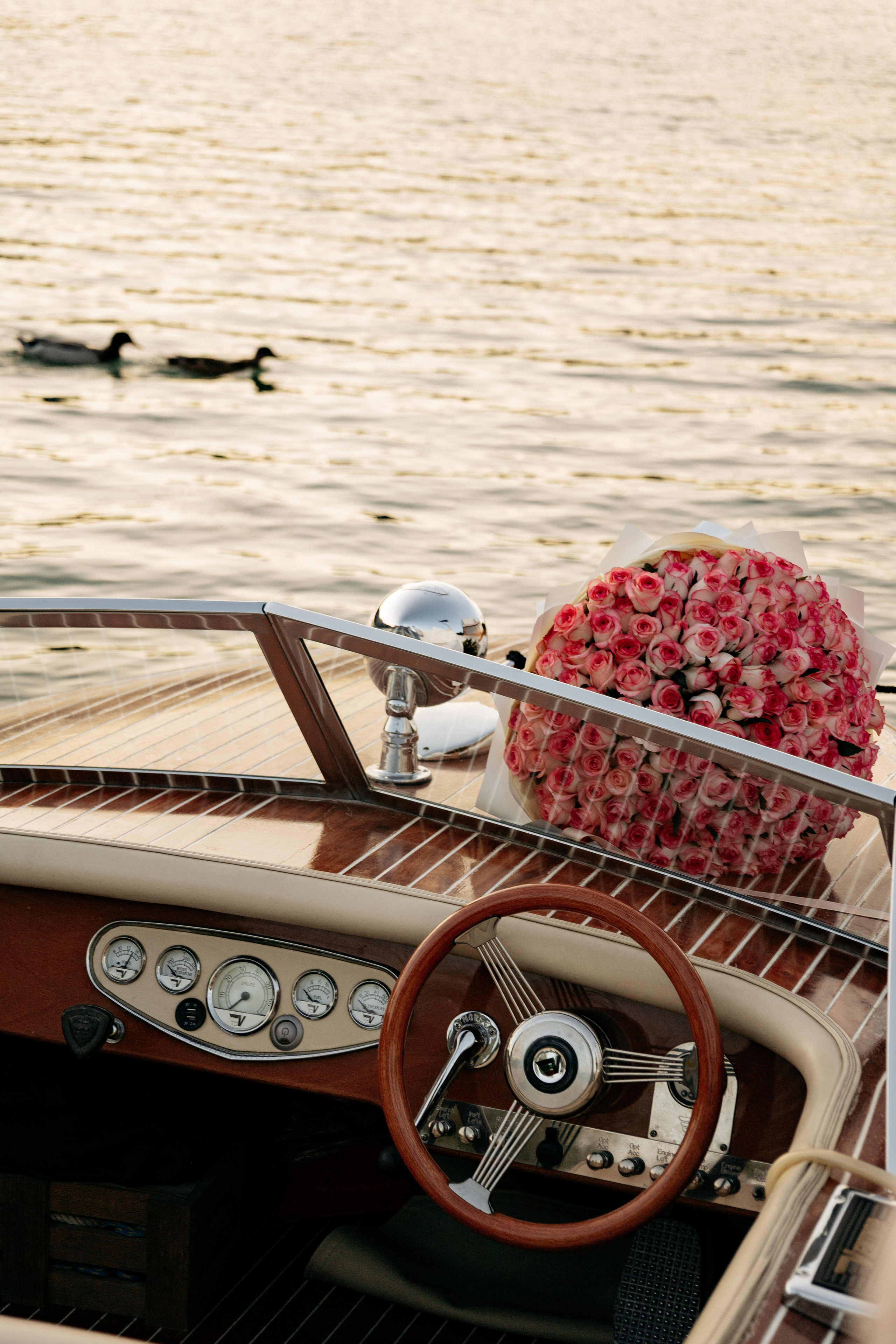 Искренние эмоции во время прогулки на лодке