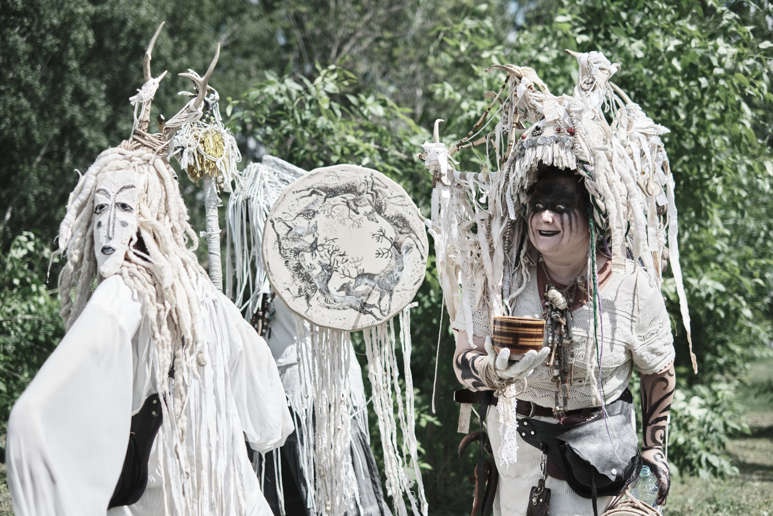 Белые Шаманы исполняют танец