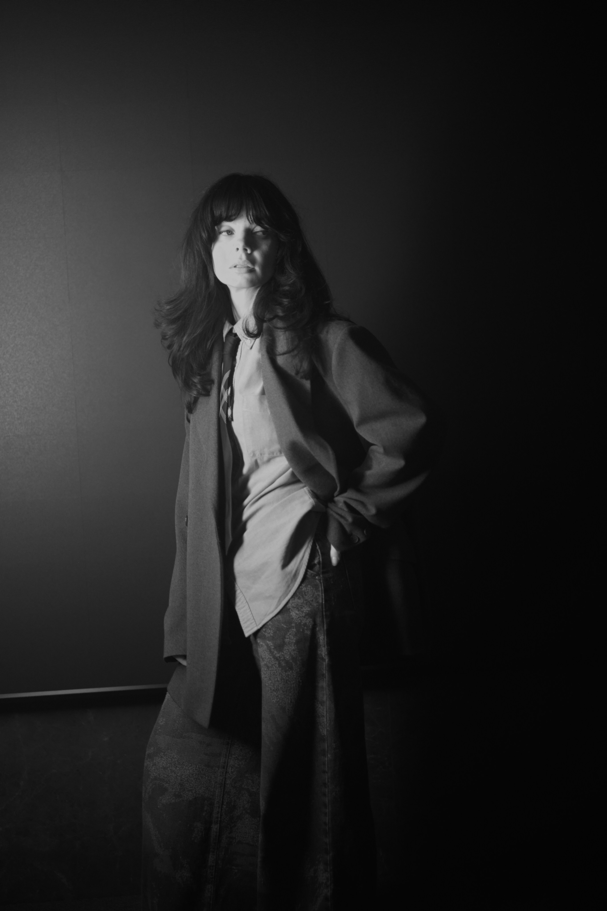 Женский портрет в пиджаке и драматичном свете