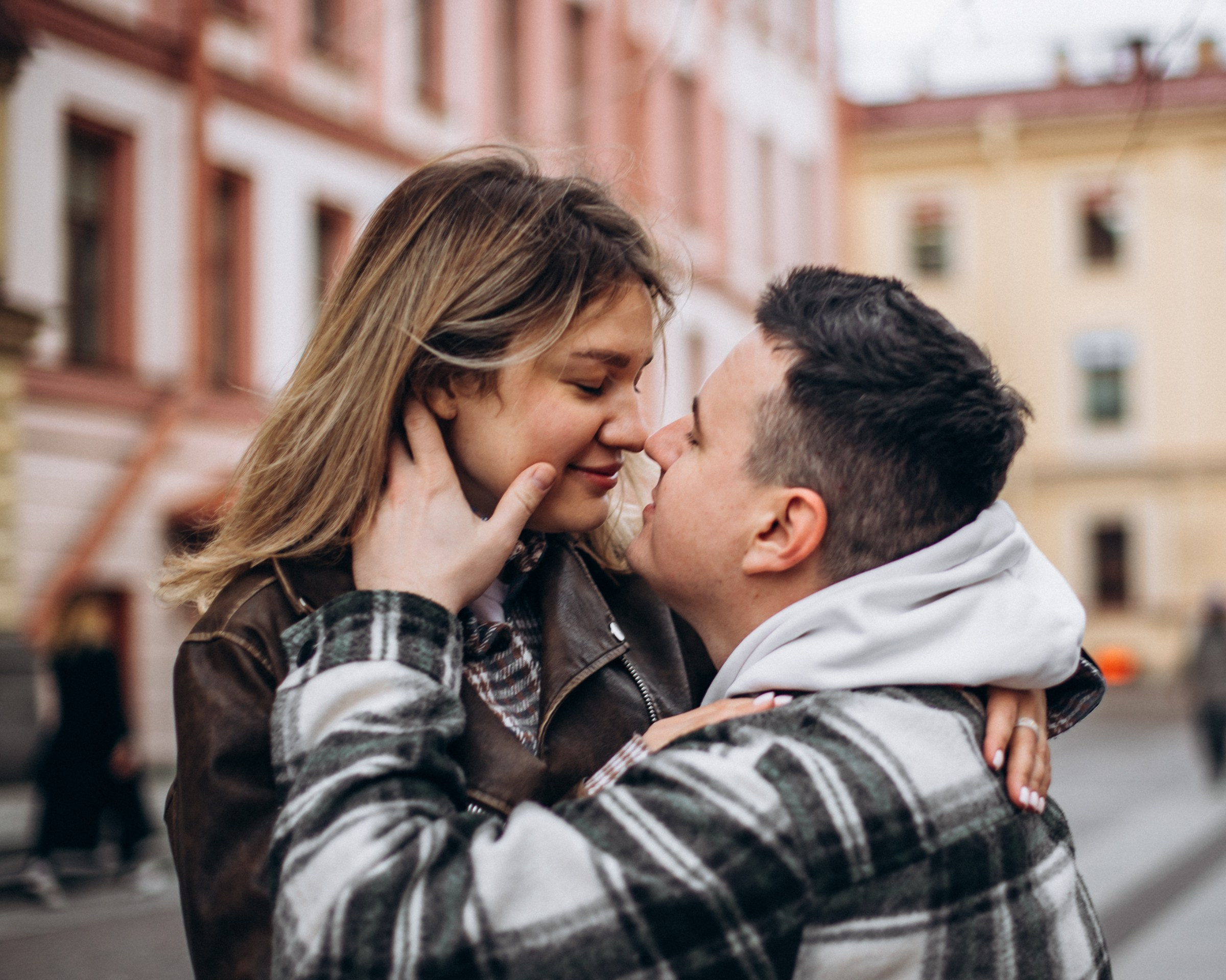 Юлия с семьей в апреле. Фотопрогулка в Петербурге. Индивидуальный и семейный фотограф в Санкт-Петербурге
