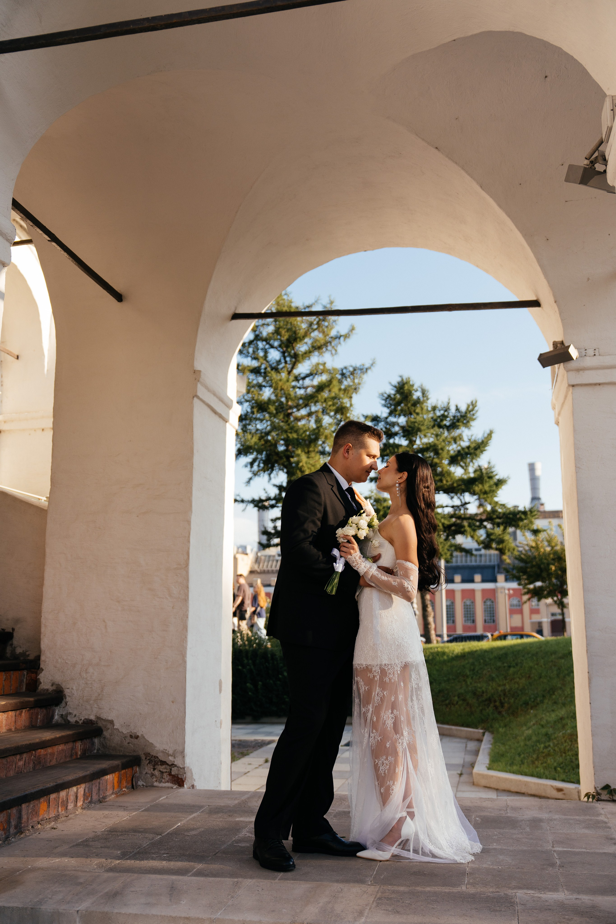 Свадебная фотосессия в Москве у высотки на Котельнической набережной. Свадебный фотограф в Москве Анна Полушина