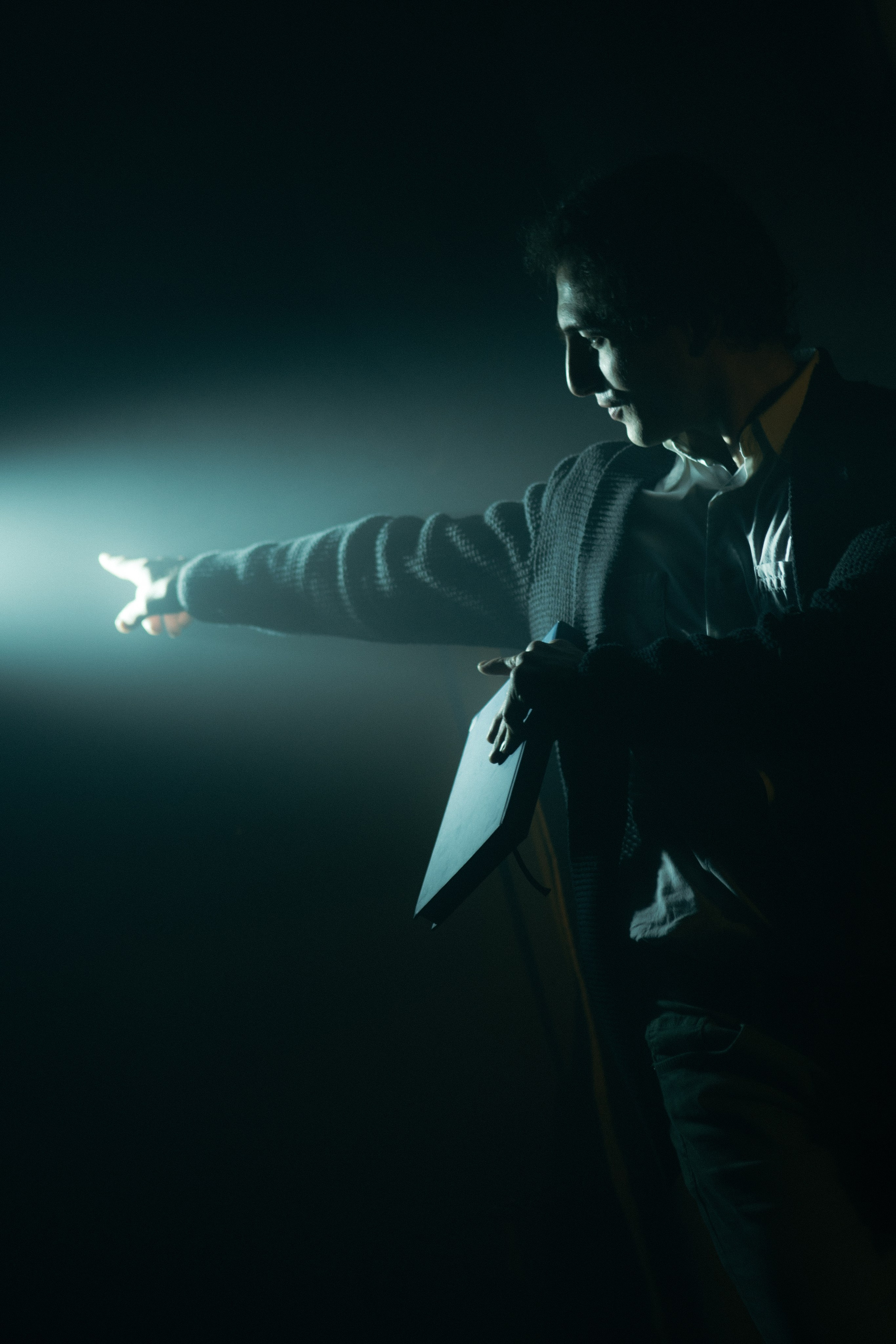 Деревянный макинтош. ДОНЕЦКИЙ НОВЫЙ ТЕАТР