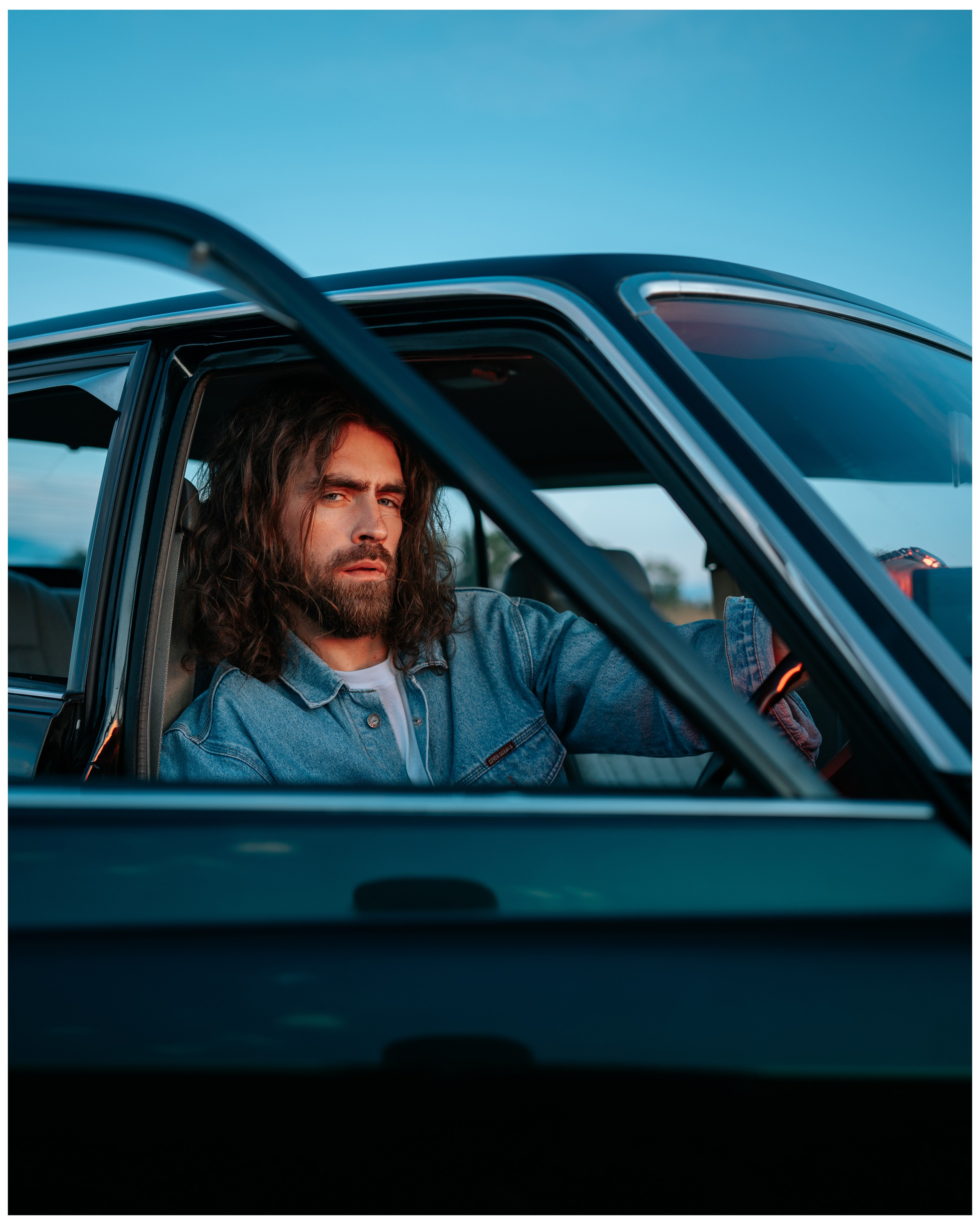 Фотосессия парня с автомобилем. Портретный фотограф Санкт-Петербург Арнольд