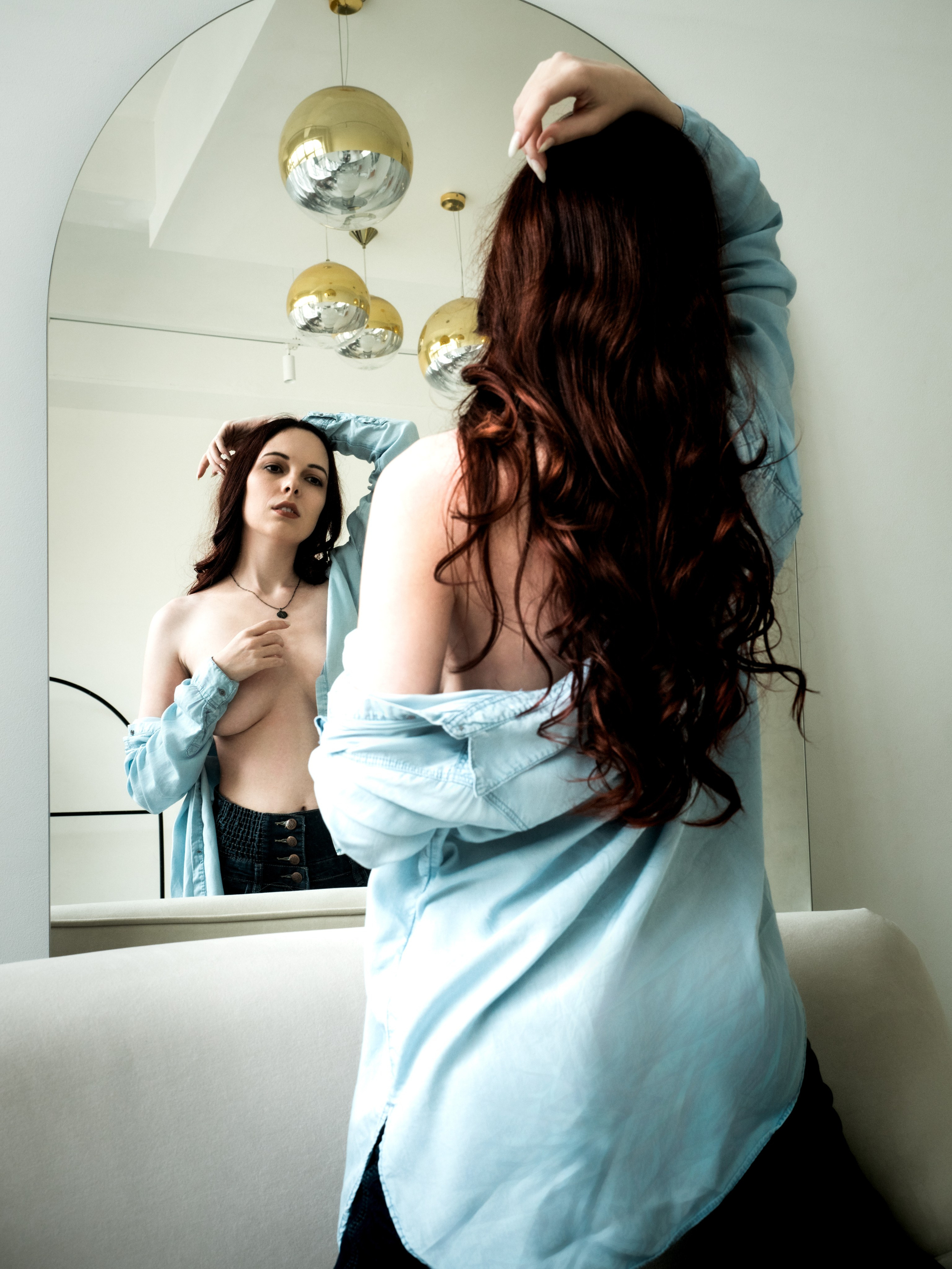 Марина у зеркалка. Фотограф