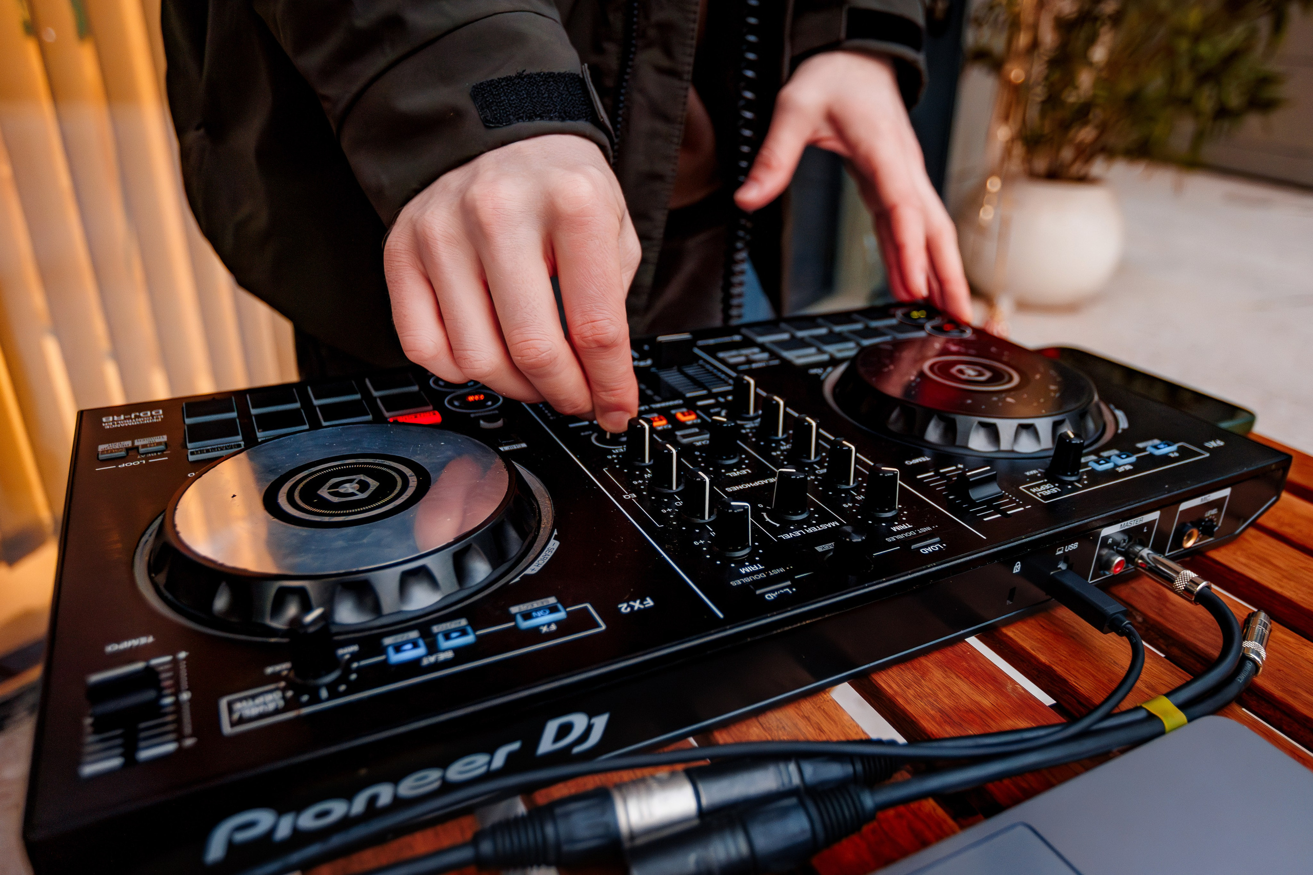 10 лет проекту «КОФЕДВИЖ» и открытие новой кофейни_Ялта_19.12.2025. Аминов Руслан | Фотограф