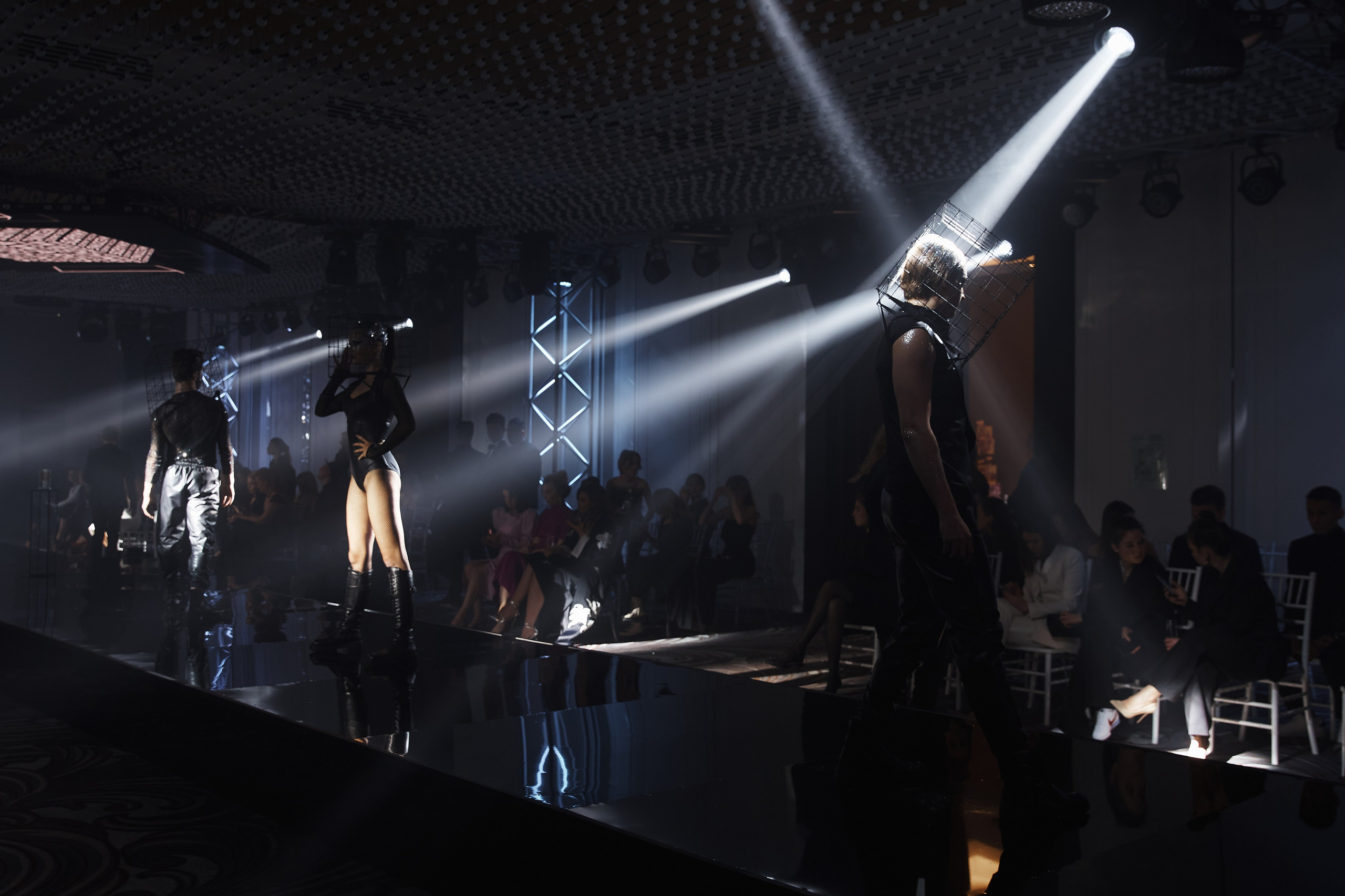 большая сцена с акцентированным светом на модели