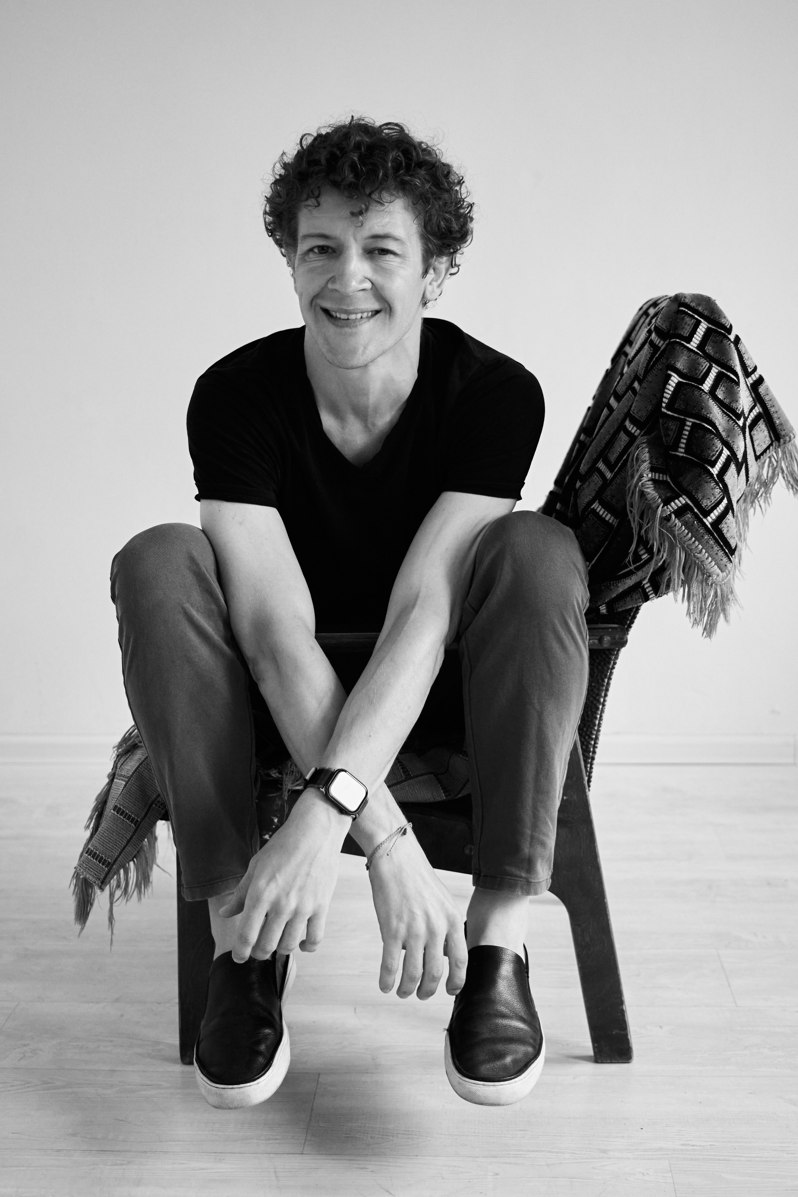 портрет мужчины в кресле