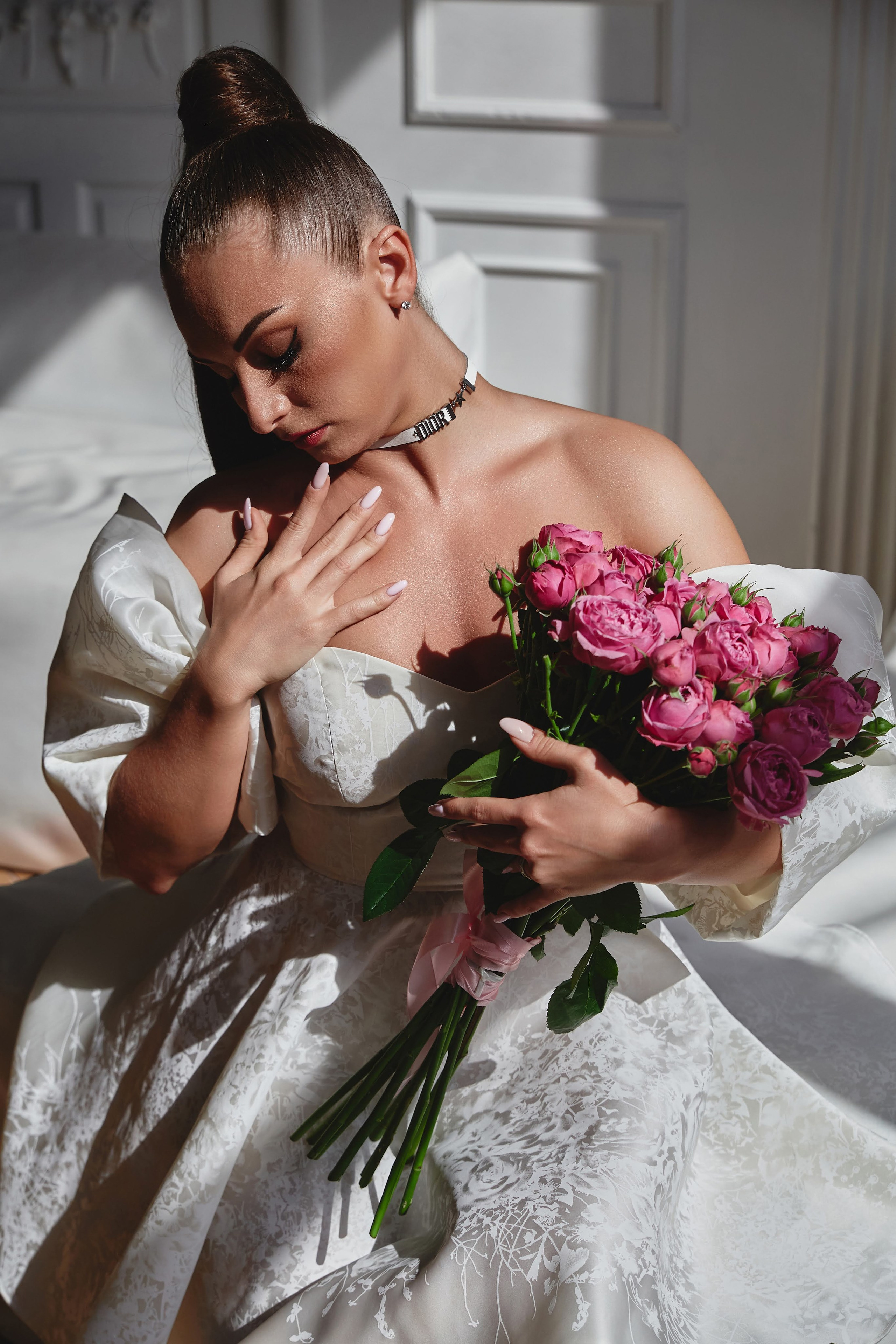 Невеста в лучах солнца с букетом цветов