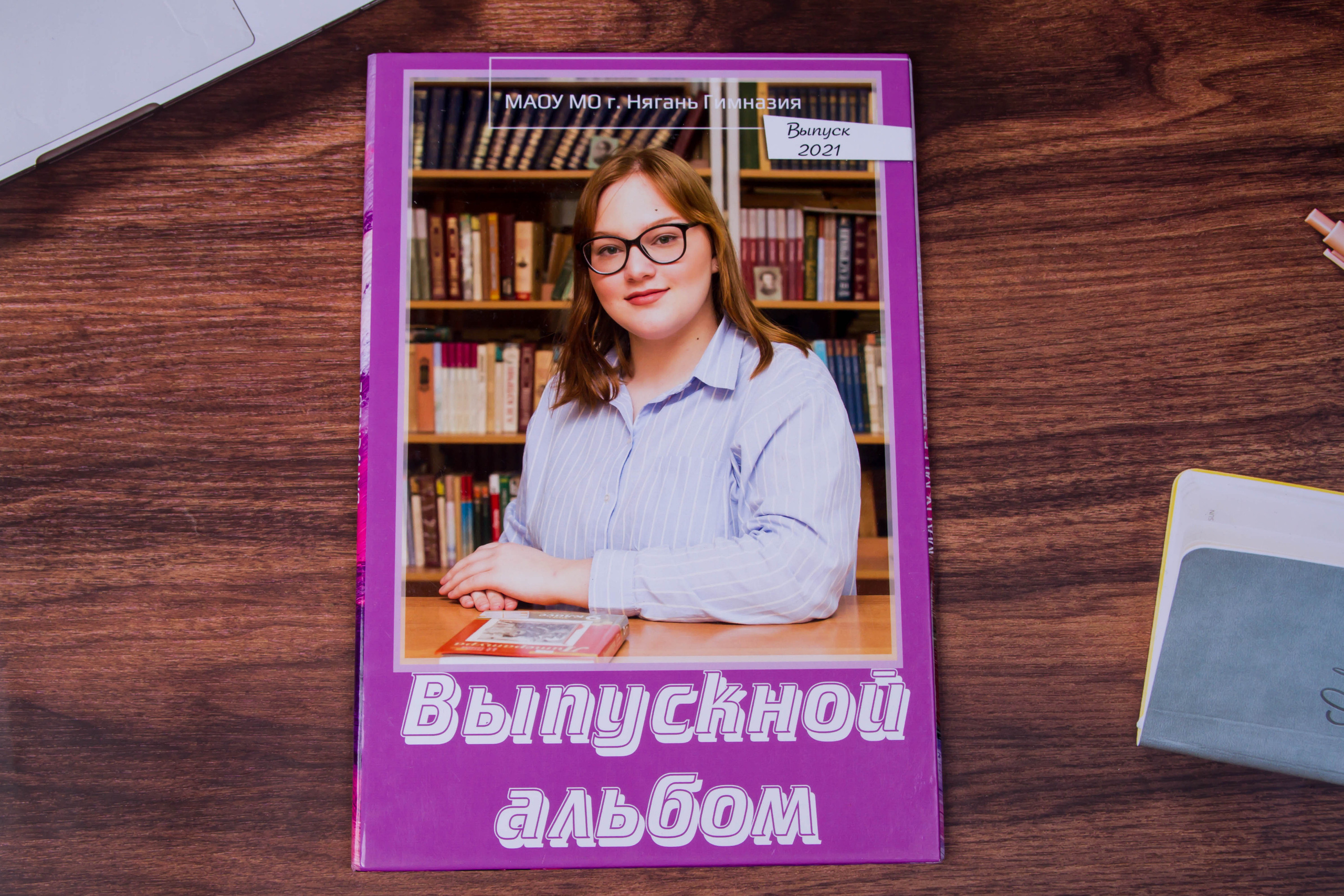 Выпускной альбом трио 9 класс. Выпускные альбомы на заказ Нягань (фотокнигиназаказнягань)