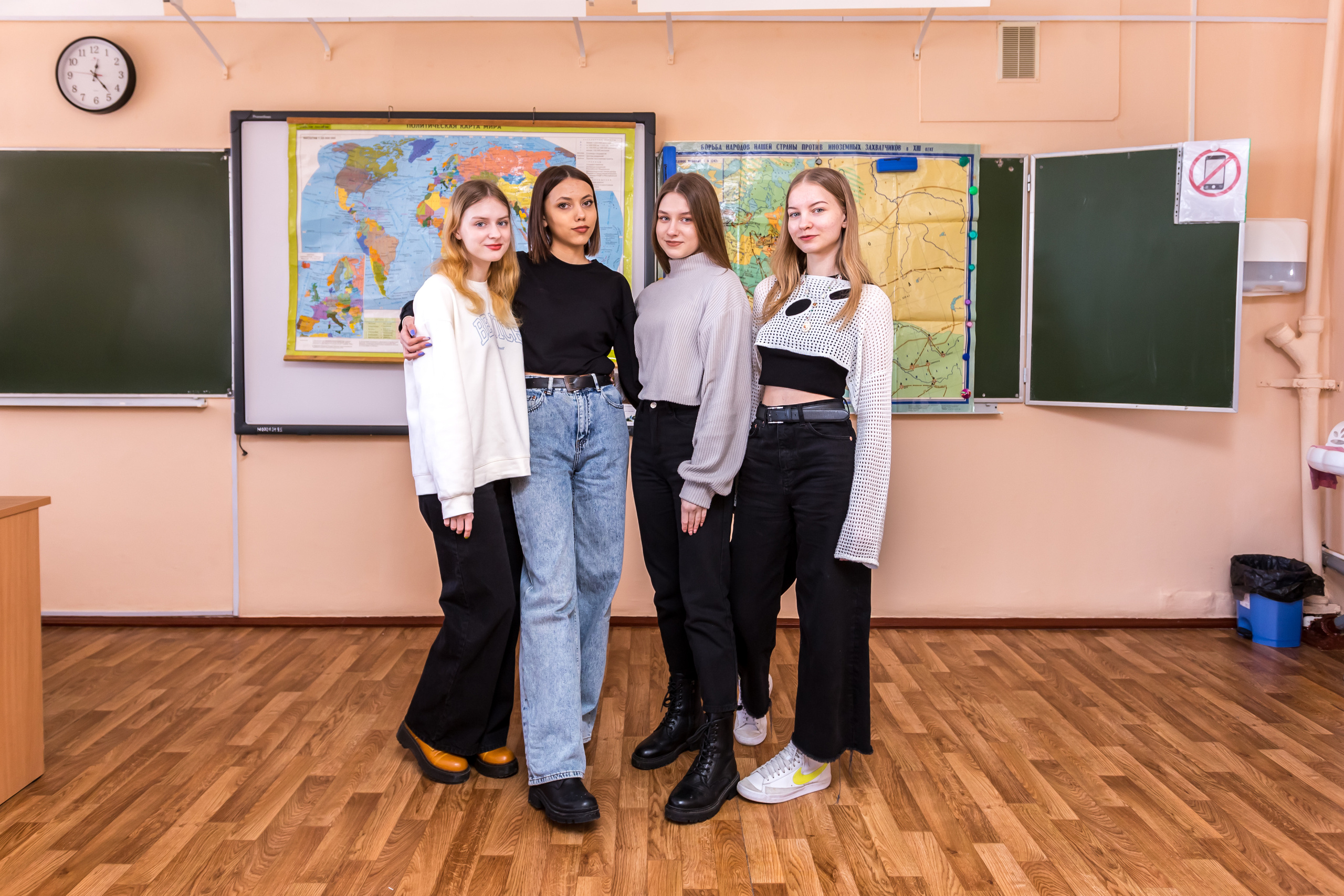 Пример фото в школе. Выпускные альбомы на заказ Нягань (фотокнигиназаказнягань)