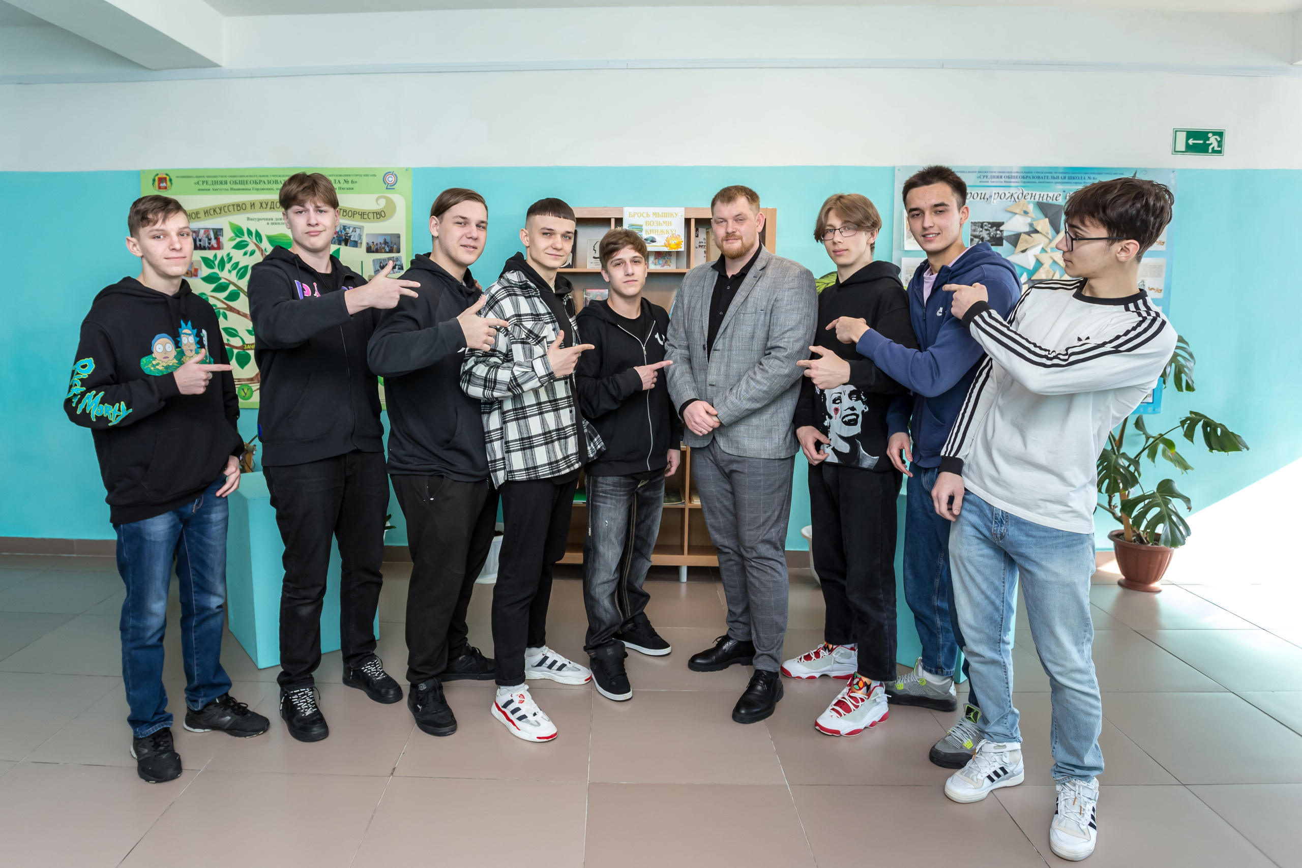 Пример фото в школе. Выпускные альбомы на заказ Нягань (фотокнигиназаказнягань)