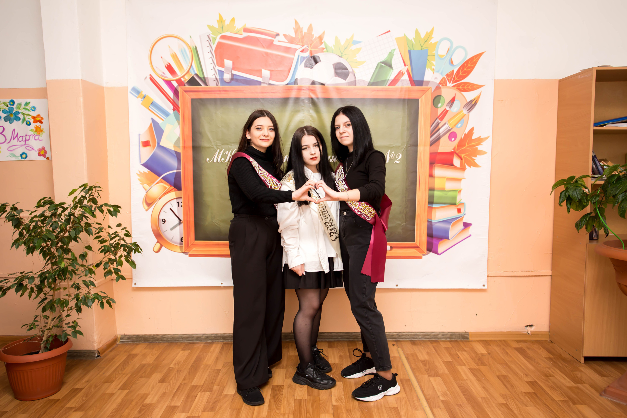 Пример фото в школе. Выпускные альбомы на заказ Нягань (фотокнигиназаказнягань)