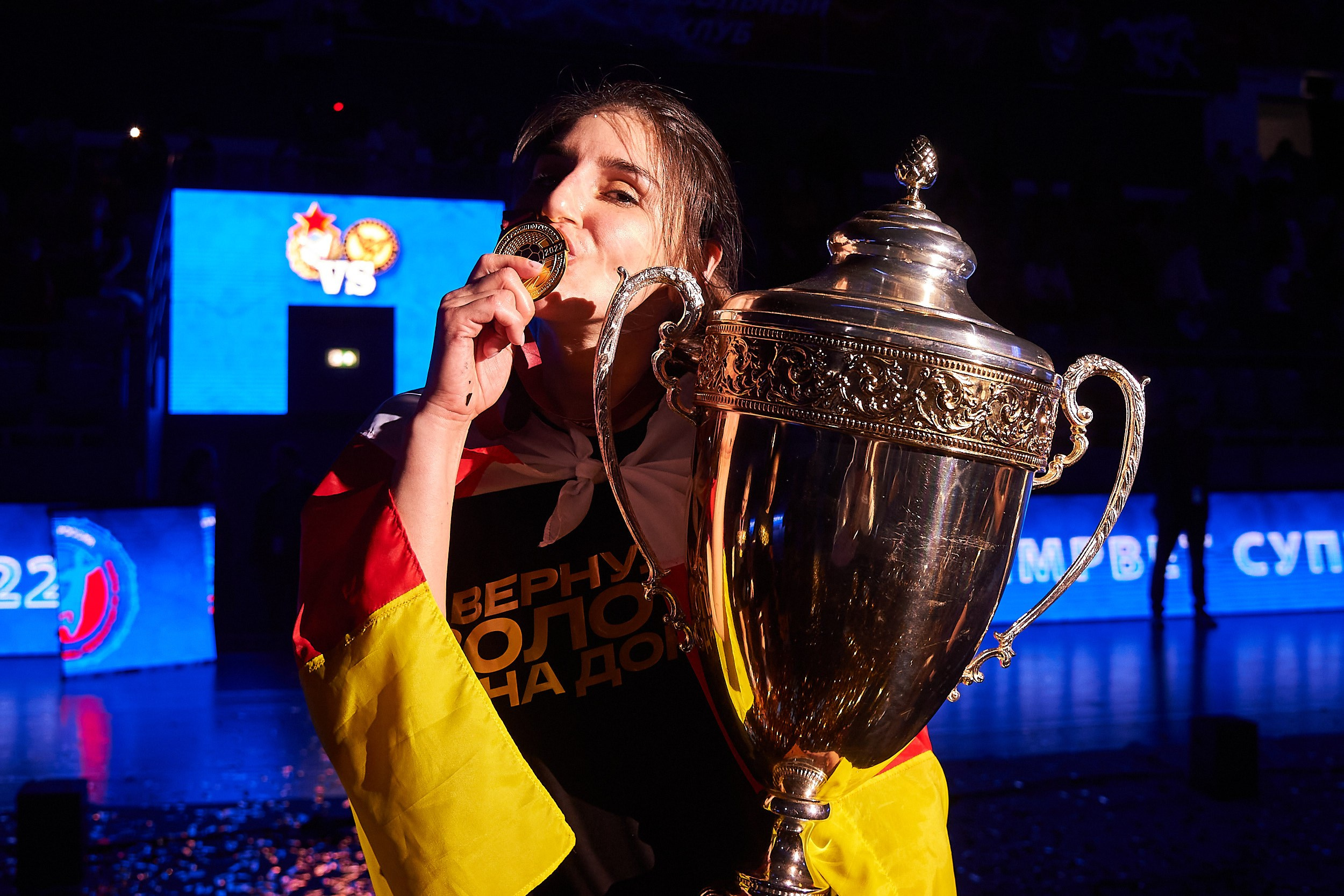 Контент съемка награждения спортсменов в Москве, Галина Габисова целует золотую медаль и держит кубок