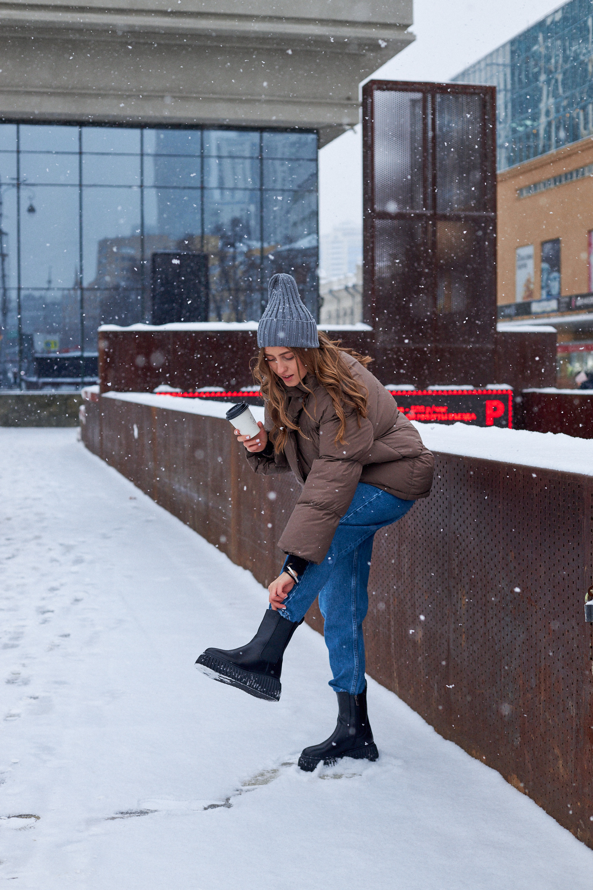 Зимняя фотосессия Екатеринбург контентная съемка на улице лайфстайл фотограф Екб фотосессия для соцсетей прогулочная съемка заказать. Фотограф Екатеринбург Анастасия Жерновская | Маркетплейсы и нейрофото