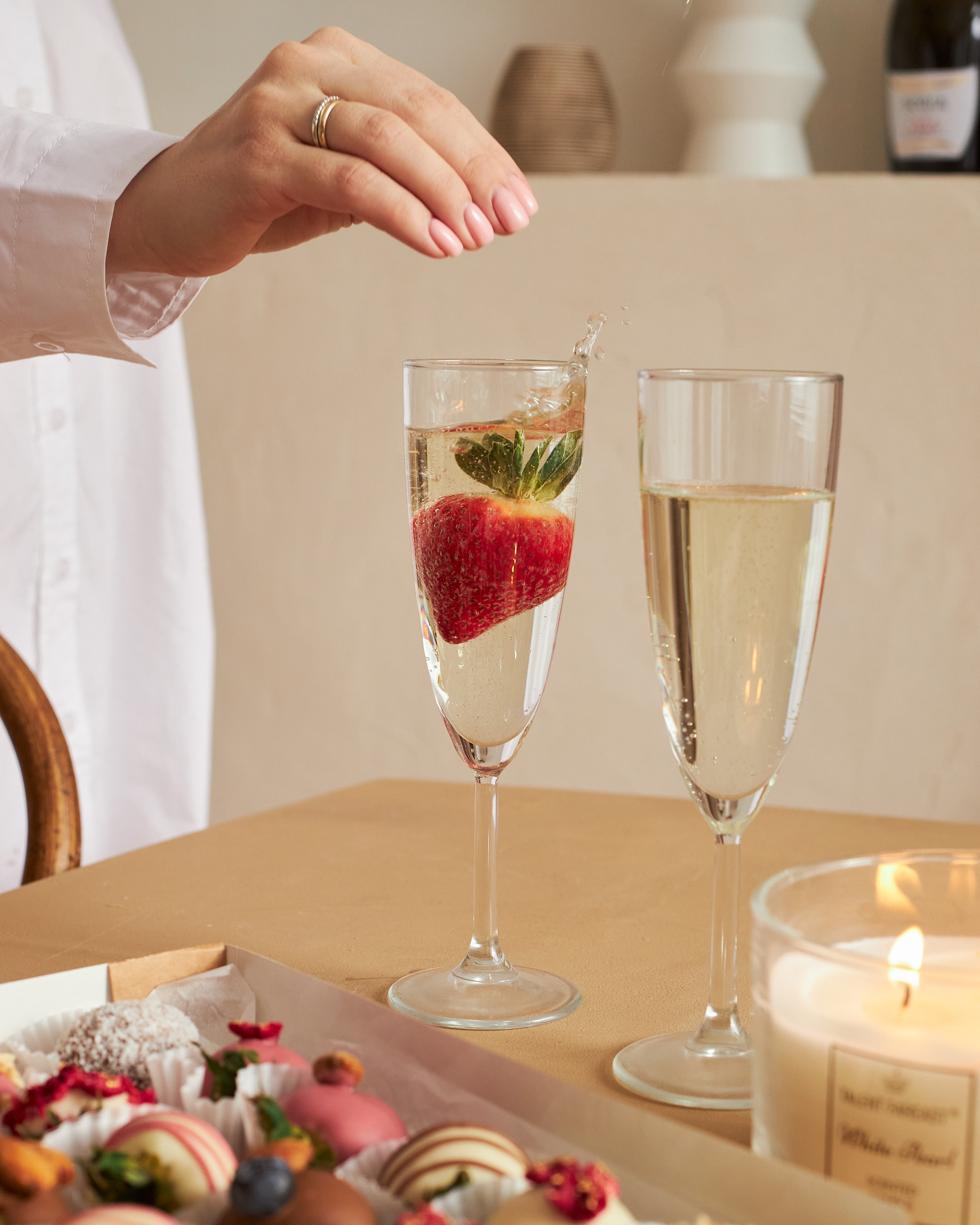 Фотосъемка еды Екатеринбург клубника в шоколаде десерты подарки фуд фотограф Екб предметная съемка товаров заказать цена контент WB. Фотограф Екатеринбург Анастасия Жерновская | Маркетплейсы и нейрофото