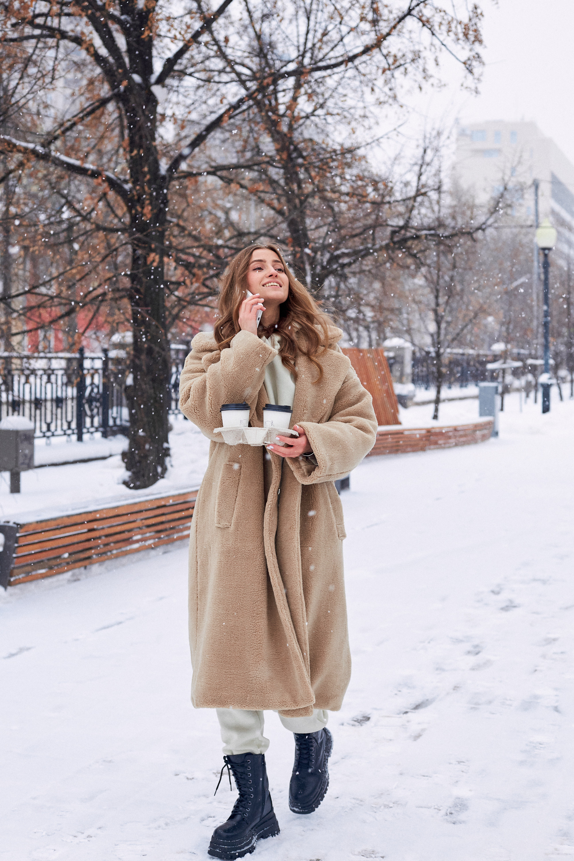 Зимняя фотосессия Екатеринбург контентная съемка на улице лайфстайл фотограф Екб фотосессия для соцсетей прогулочная съемка заказать. Фотограф Екатеринбург Анастасия Жерновская | Маркетплейсы и нейрофото