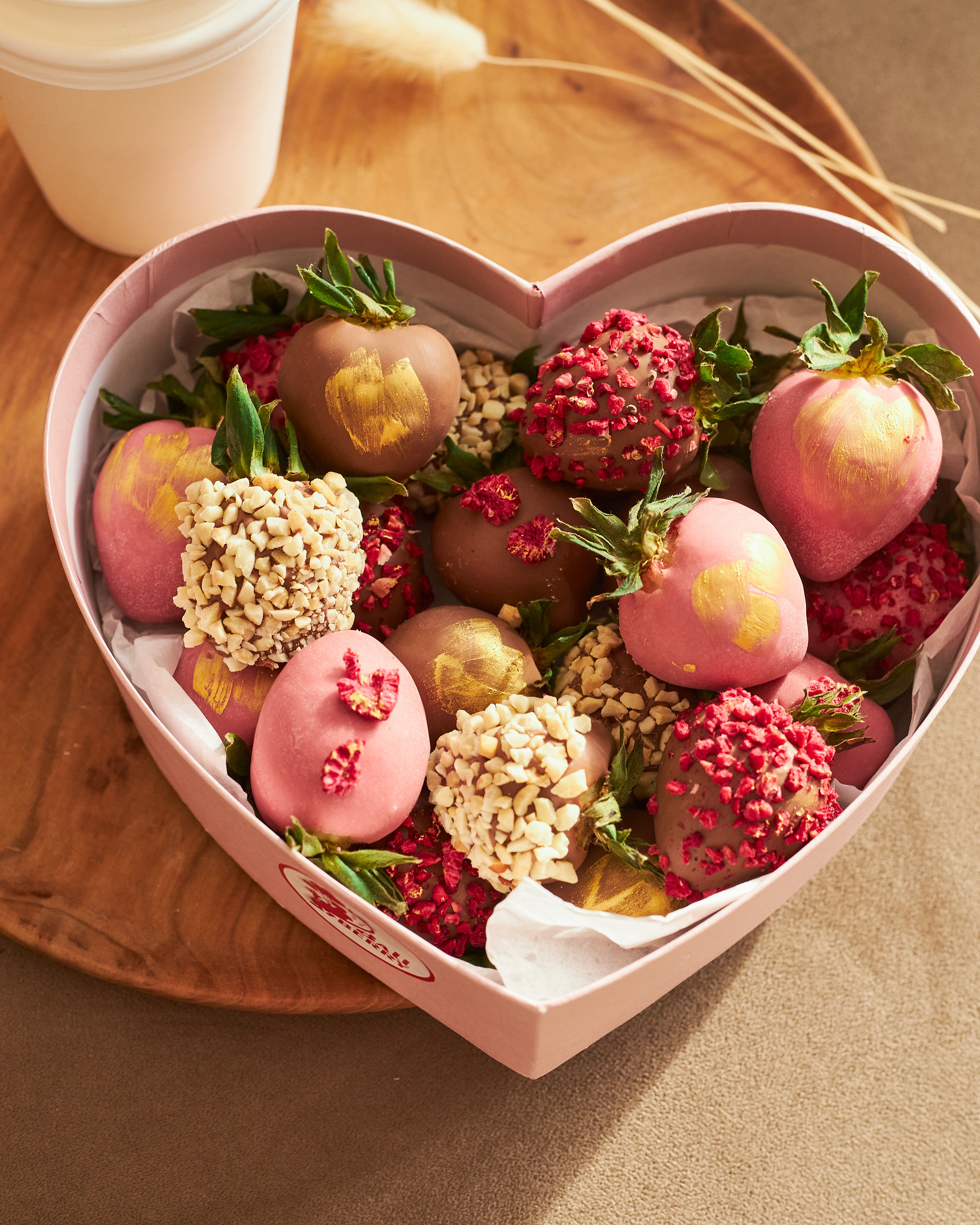 Фотосъемка еды Екатеринбург клубника в шоколаде десерты подарки фуд фотограф Екб предметная съемка товаров заказать цена контент WB. Фотограф Екатеринбург Анастасия Жерновская | Маркетплейсы и нейрофото