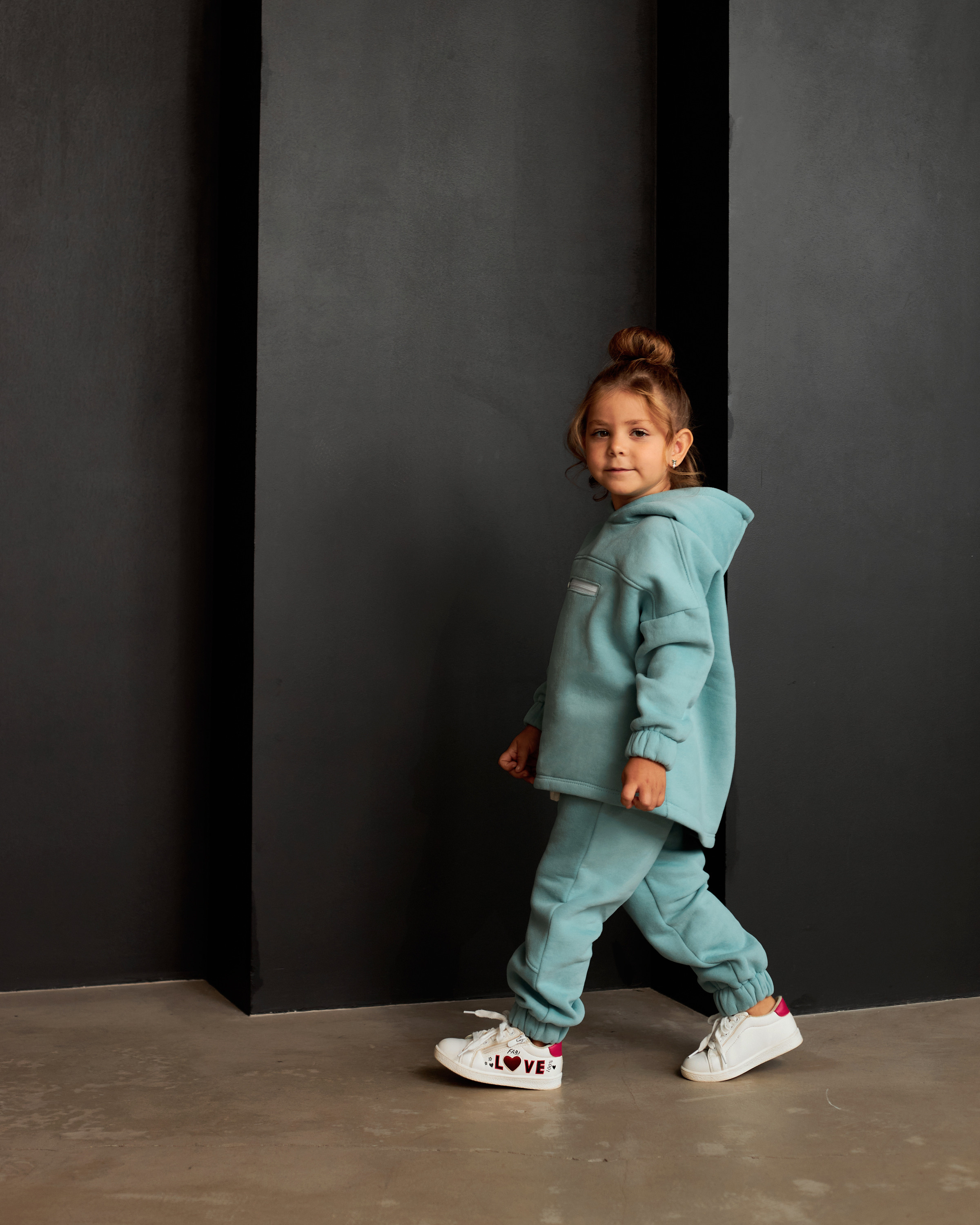 Фотосъемка Bubusya autumn Екатеринбург Wildberries ВБ Ozon Озон фотосессия детей Екб заказать цена фотосъемка товара WB верхняя одежда. Фотограф Екатеринбург Анастасия Жерновская | Маркетплейсы и нейрофото