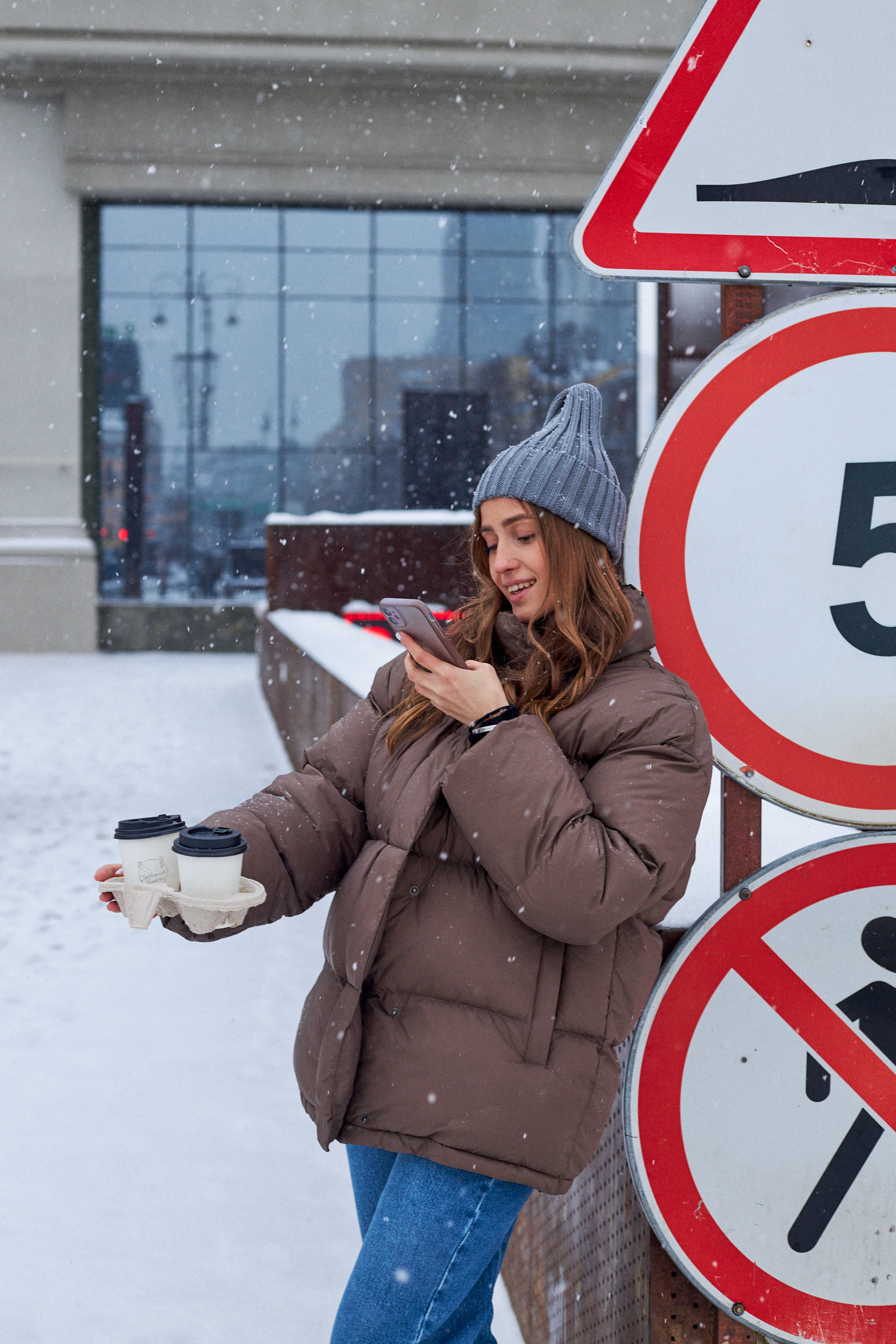 Зимняя фотосессия Екатеринбург контентная съемка на улице лайфстайл фотограф Екб фотосессия для соцсетей прогулочная съемка заказать. Фотограф Екатеринбург Анастасия Жерновская | Маркетплейсы и нейрофото