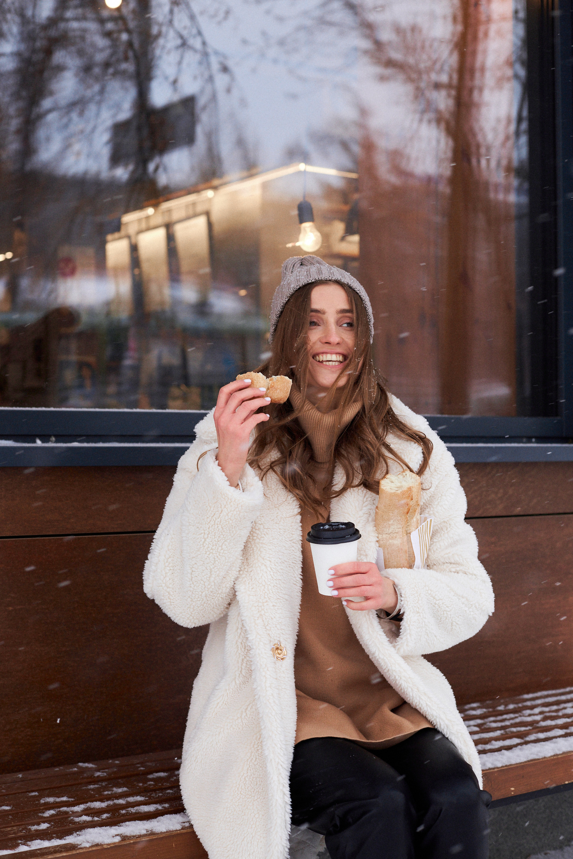 Зимняя фотосессия Екатеринбург контентная съемка на улице лайфстайл фотограф Екб фотосессия для соцсетей прогулочная съемка заказать. Фотограф Екатеринбург Анастасия Жерновская | Маркетплейсы и нейрофото