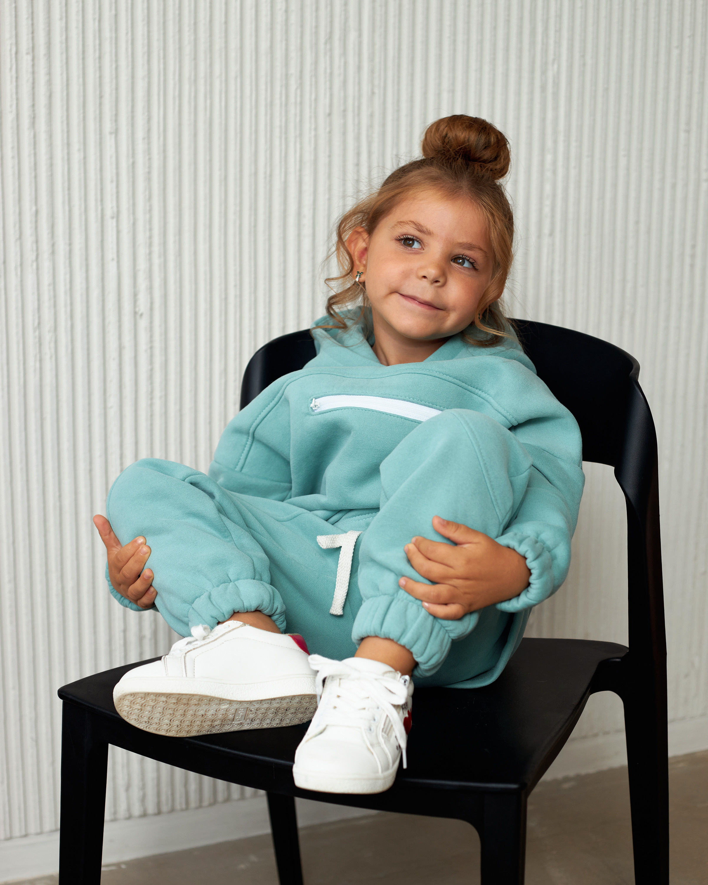 Фотосъемка Bubusya autumn Екатеринбург Wildberries ВБ Ozon Озон фотосессия детей Екб заказать цена фотосъемка товара WB верхняя одежда. Фотограф Екатеринбург Анастасия Жерновская | Маркетплейсы и нейрофото