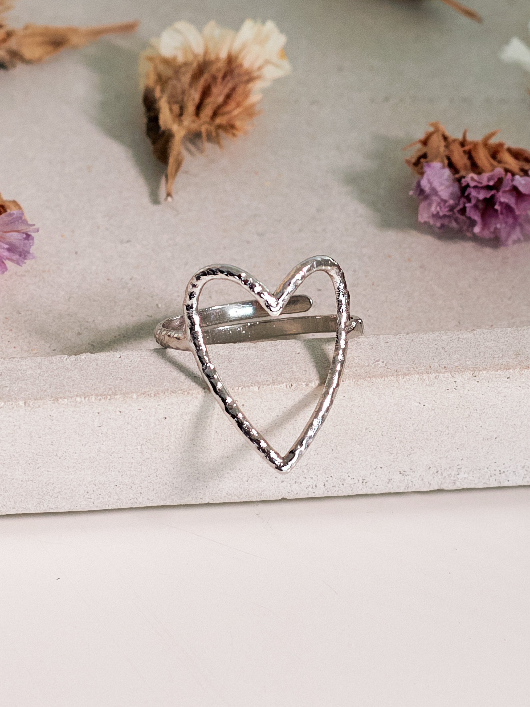 Фотосъемка колец бижутерии Екатеринбург украшения Wildberries ВБ Ozon предметка Екб заказать цена WB. Фотограф Екатеринбург Анастасия Жерновская | Маркетплейсы и нейрофото