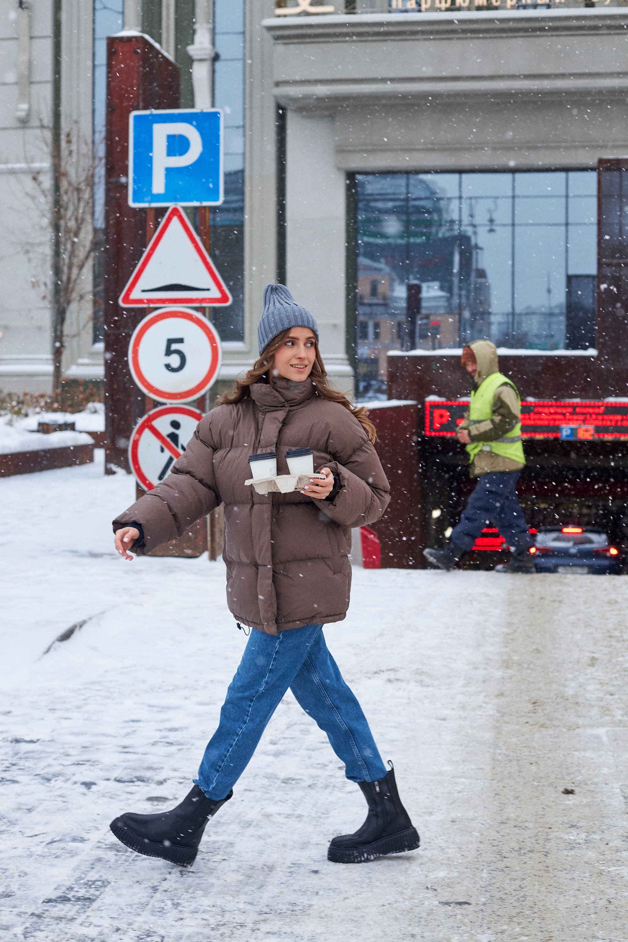 Зимняя фотосессия Екатеринбург контентная съемка на улице лайфстайл фотограф Екб фотосессия для соцсетей прогулочная съемка заказать. Фотограф Екатеринбург Анастасия Жерновская | Маркетплейсы и нейрофото
